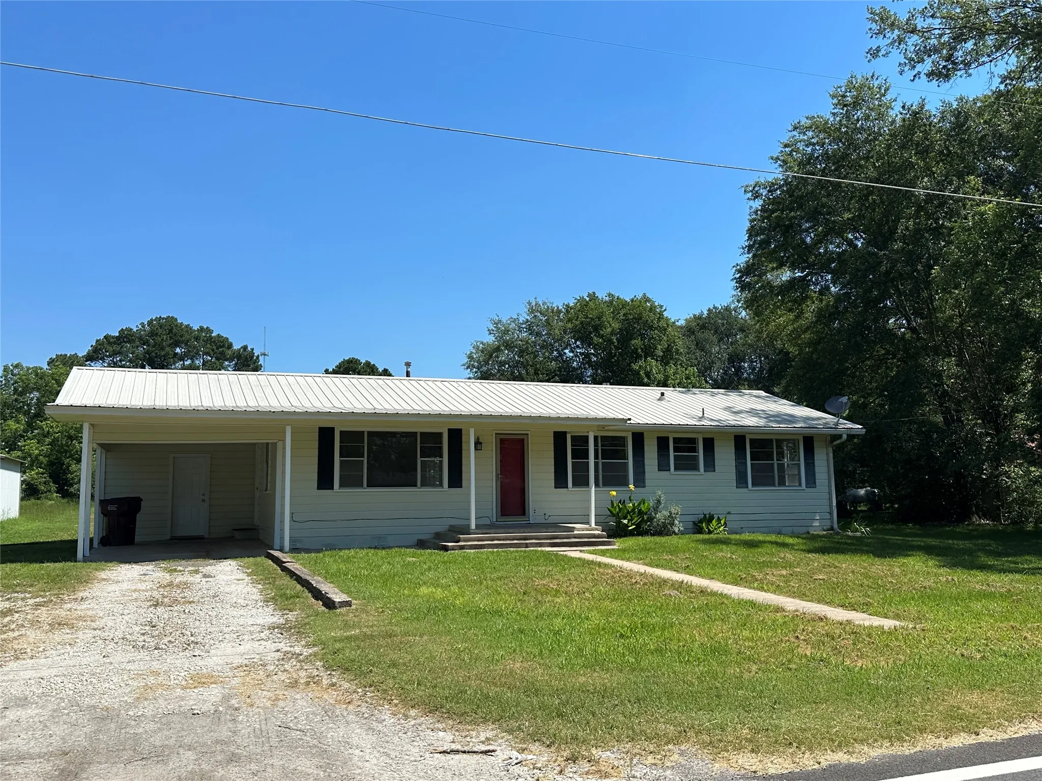 Single Family Residence For Sale in Red River (TX) County , 711 Clarksville Road, Bogata, Texas 75417, 3 Bedroom, 2 Bathroom, Garage spaces, 1,224 Sqft, built in 1959, mls#21242644, Real Estate Agent in Bogata, Homes For Sale in Red River (TX) county, Homes For Sale in Bogata, Realtor in Bogata Texas, Real Estate Brokerage Independent Realty Texas, Luminita Cordes Realtor