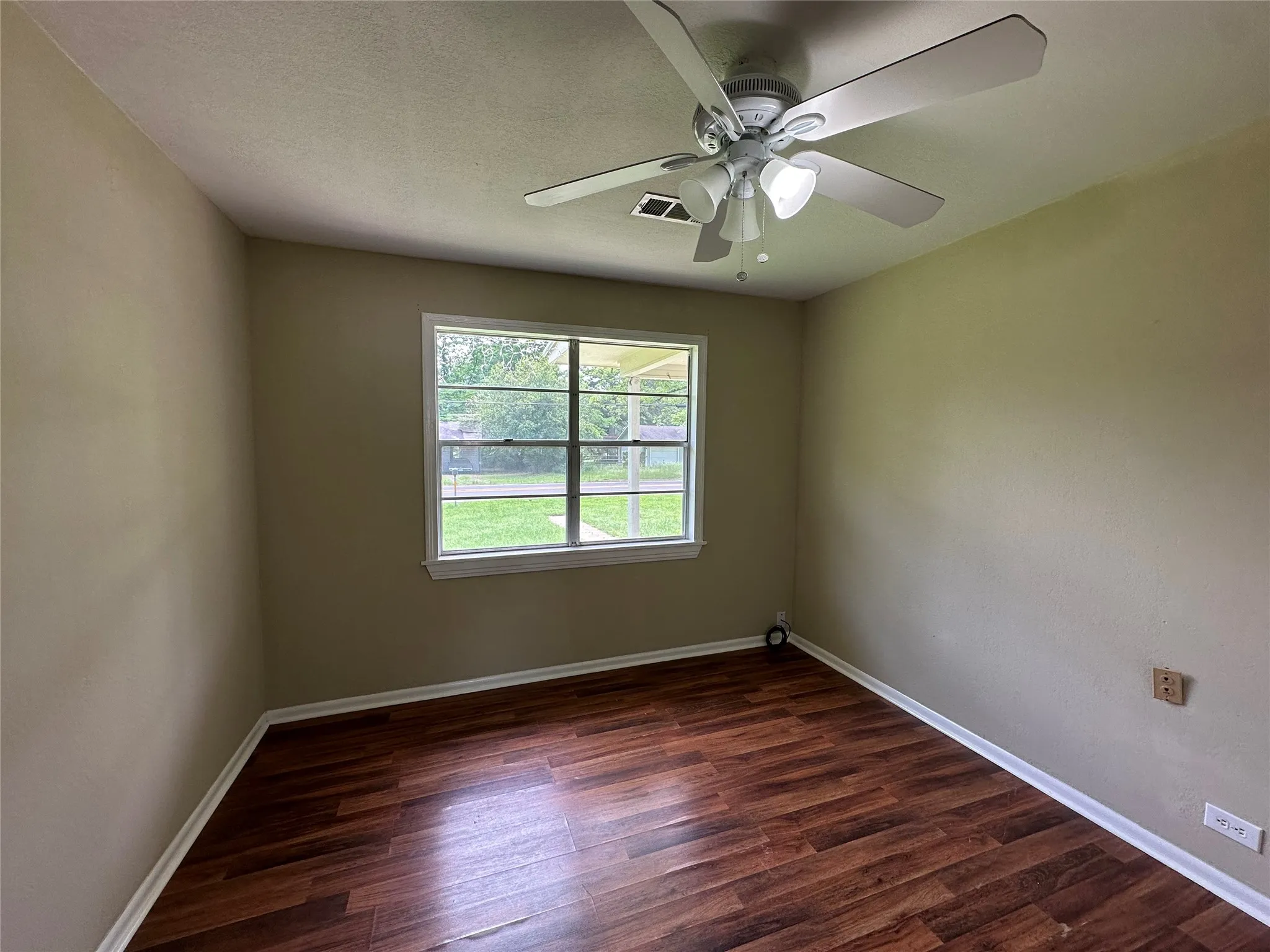 Single Family Residence For Sale in Red River (TX) County , 711 Clarksville Road, Bogata, Texas 75417, 3 Bedroom, 2 Bathroom, Garage spaces, 1,224 Sqft, built in 1959, mls#21242644, Real Estate Agent in Bogata, Homes For Sale in Red River (TX) county, Homes For Sale in Bogata, Realtor in Bogata Texas, Real Estate Brokerage Independent Realty Texas, Luminita Cordes Realtor