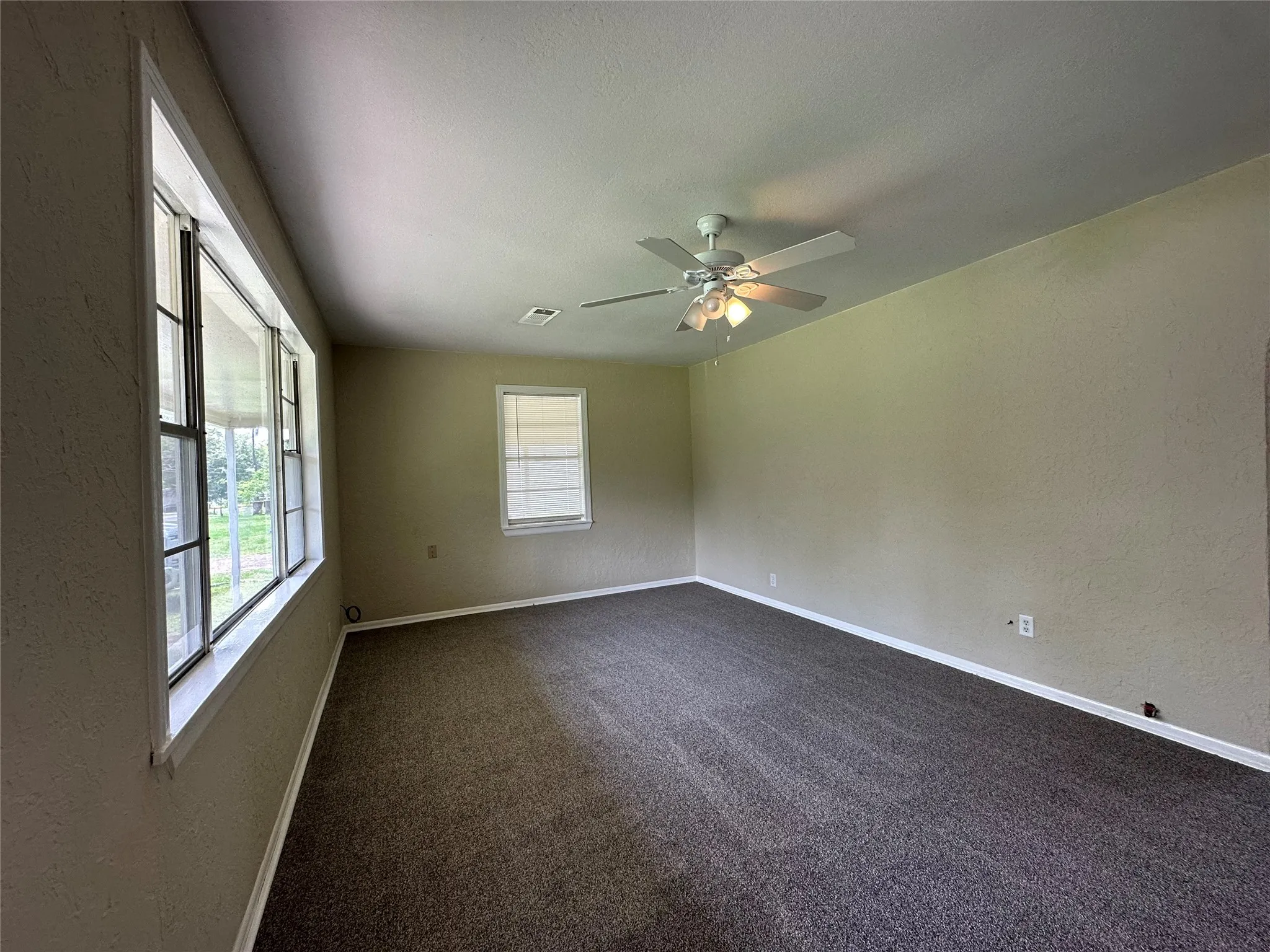 Single Family Residence For Sale in Red River (TX) County , 711 Clarksville Road, Bogata, Texas 75417, 3 Bedroom, 2 Bathroom, Garage spaces, 1,224 Sqft, built in 1959, mls#21242644, Real Estate Agent in Bogata, Homes For Sale in Red River (TX) county, Homes For Sale in Bogata, Realtor in Bogata Texas, Real Estate Brokerage Independent Realty Texas, Luminita Cordes Realtor