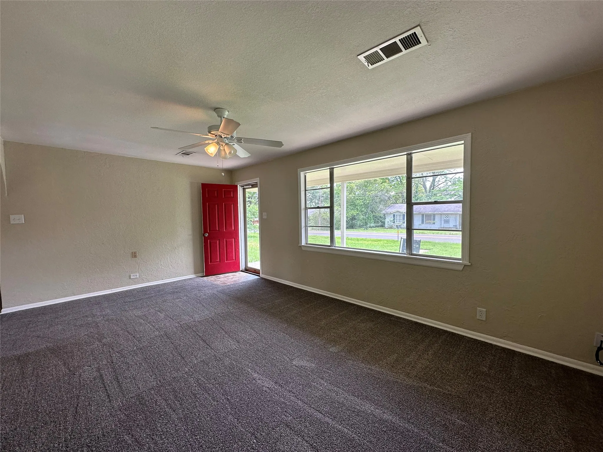 Single Family Residence For Sale in Red River (TX) County , 711 Clarksville Road, Bogata, Texas 75417, 3 Bedroom, 2 Bathroom, Garage spaces, 1,224 Sqft, built in 1959, mls#21242644, Real Estate Agent in Bogata, Homes For Sale in Red River (TX) county, Homes For Sale in Bogata, Realtor in Bogata Texas, Real Estate Brokerage Independent Realty Texas, Luminita Cordes Realtor