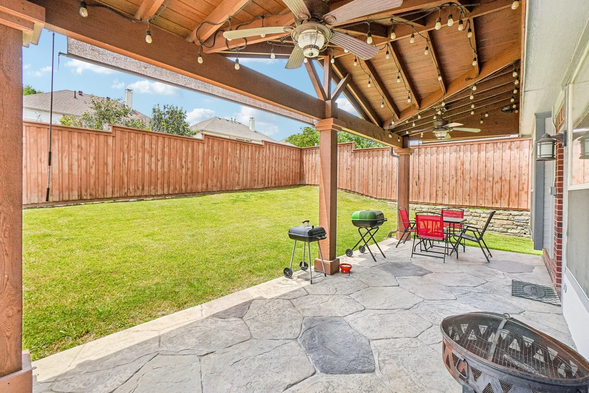 Single Family Residence For Sale in Denton County , 2728 Vista Bluff Boulevard, Lewisville, Texas 75067, 4 Bedroom, 3 Bathroom, 2 Garage spaces, 2,782 Sqft, built in 1997, mls#21242663, Real Estate Agent in Lewisville, Homes For Sale in Denton county, Homes For Sale in Lewisville, Realtor in Lewisville Texas, Real Estate Brokerage Independent Realty Texas, Luminita Cordes Realtor