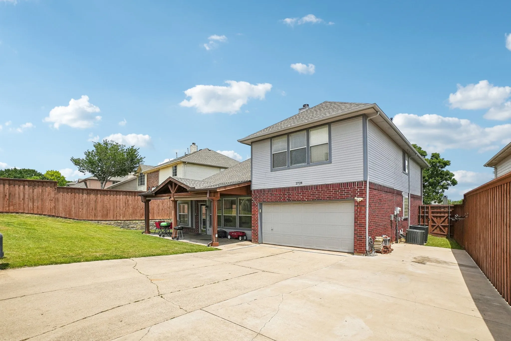 Single Family Residence For Sale in Denton County , 2728 Vista Bluff Boulevard, Lewisville, Texas 75067, 4 Bedroom, 3 Bathroom, 2 Garage spaces, 2,782 Sqft, built in 1997, mls#21242663, Real Estate Agent in Lewisville, Homes For Sale in Denton county, Homes For Sale in Lewisville, Realtor in Lewisville Texas, Real Estate Brokerage Independent Realty Texas, Luminita Cordes Realtor