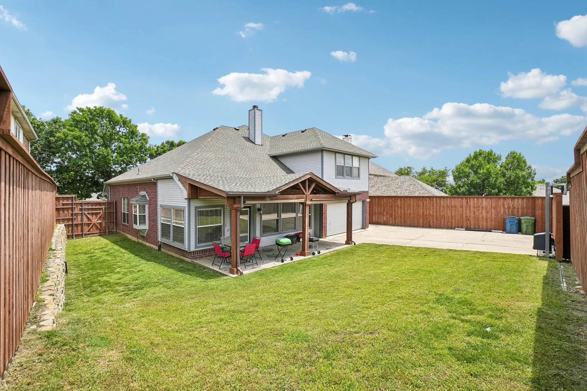 Single Family Residence For Sale in Denton County , 2728 Vista Bluff Boulevard, Lewisville, Texas 75067, 4 Bedroom, 3 Bathroom, 2 Garage spaces, 2,782 Sqft, built in 1997, mls#21242663, Real Estate Agent in Lewisville, Homes For Sale in Denton county, Homes For Sale in Lewisville, Realtor in Lewisville Texas, Real Estate Brokerage Independent Realty Texas, Luminita Cordes Realtor