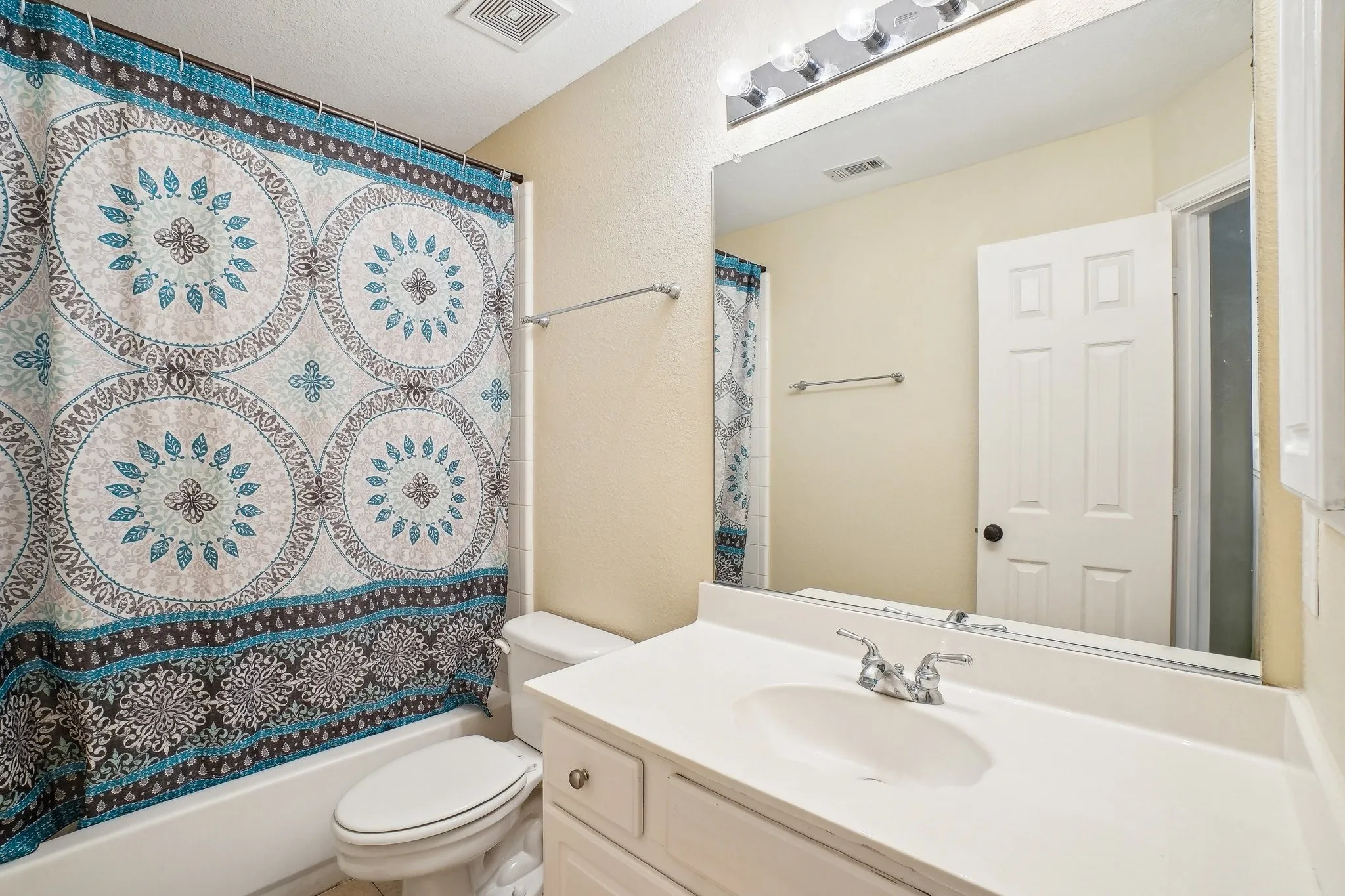 Single Family Residence For Sale in Denton County , 2728 Vista Bluff Boulevard, Lewisville, Texas 75067, 4 Bedroom, 3 Bathroom, 2 Garage spaces, 2,782 Sqft, built in 1997, mls#21242663, Real Estate Agent in Lewisville, Homes For Sale in Denton county, Homes For Sale in Lewisville, Realtor in Lewisville Texas, Real Estate Brokerage Independent Realty Texas, Luminita Cordes Realtor