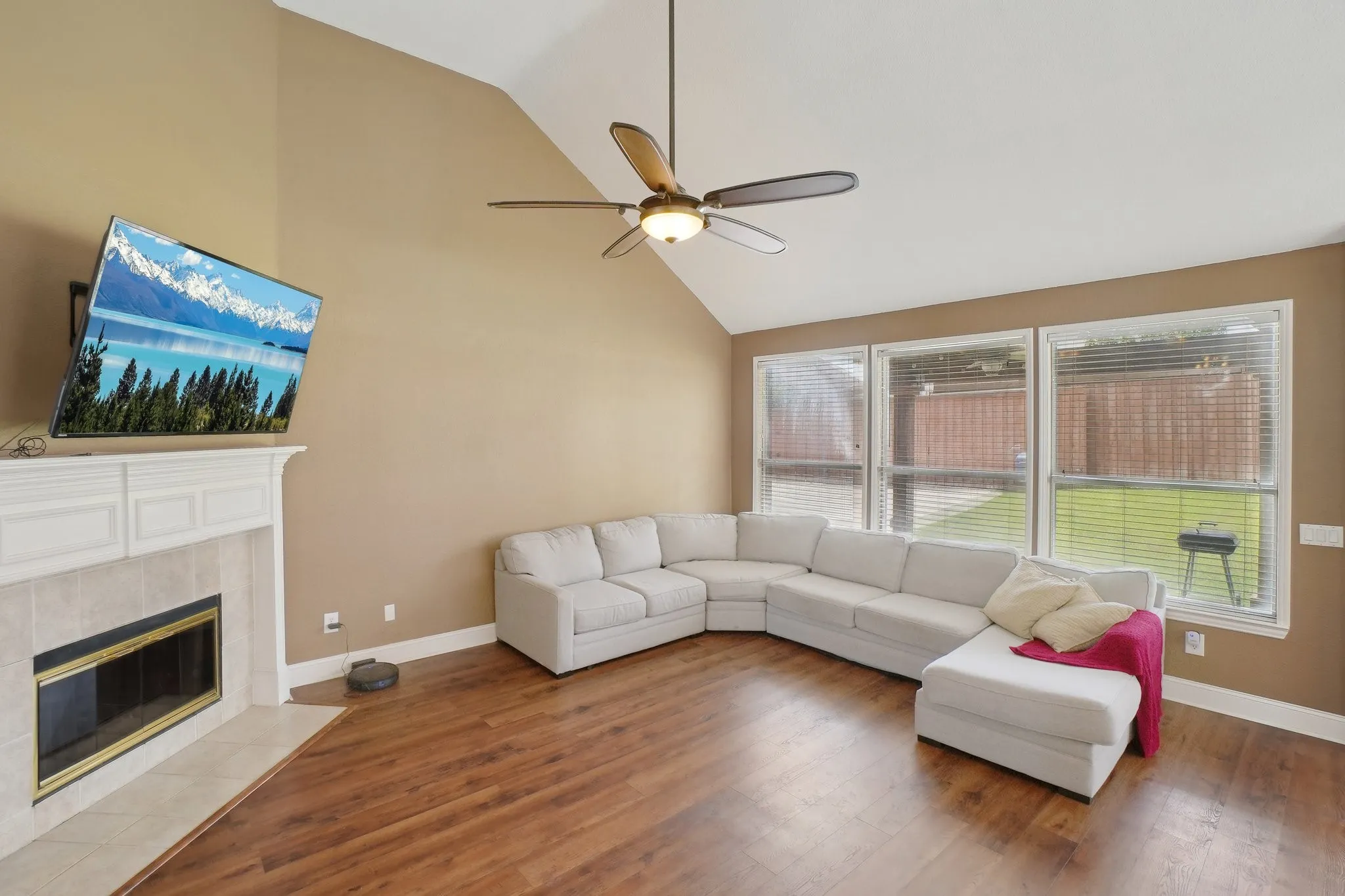 Single Family Residence For Sale in Denton County , 2728 Vista Bluff Boulevard, Lewisville, Texas 75067, 4 Bedroom, 3 Bathroom, 2 Garage spaces, 2,782 Sqft, built in 1997, mls#21242663, Real Estate Agent in Lewisville, Homes For Sale in Denton county, Homes For Sale in Lewisville, Realtor in Lewisville Texas, Real Estate Brokerage Independent Realty Texas, Luminita Cordes Realtor