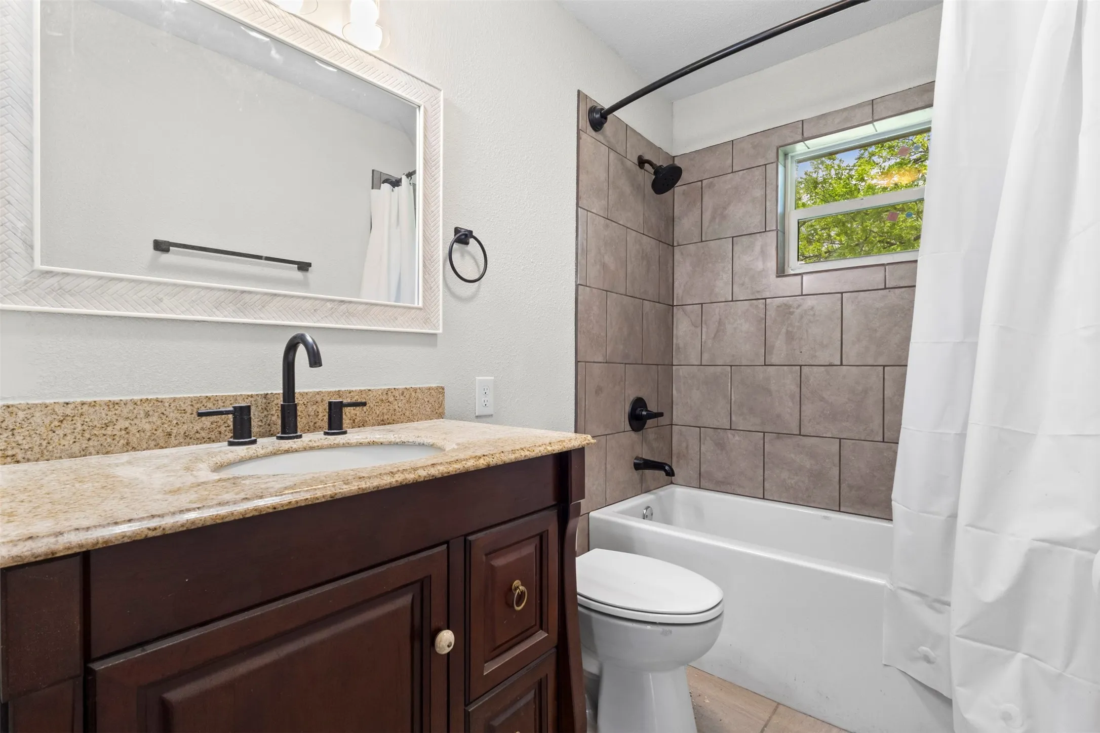 Single Family Residence For Sale in Montague County , 205 April Street, Bowie, Texas 76230, 4 Bedroom, 2 Bathroom, Garage spaces, 1,890 Sqft, built in 1974, Preowned, mls#21241904, Real Estate Agent in Bowie, Homes For Sale in Montague county, Homes For Sale in Bowie, Realtor in Bowie Texas, Real Estate Brokerage Independent Realty Texas, Luminita Cordes Realtor