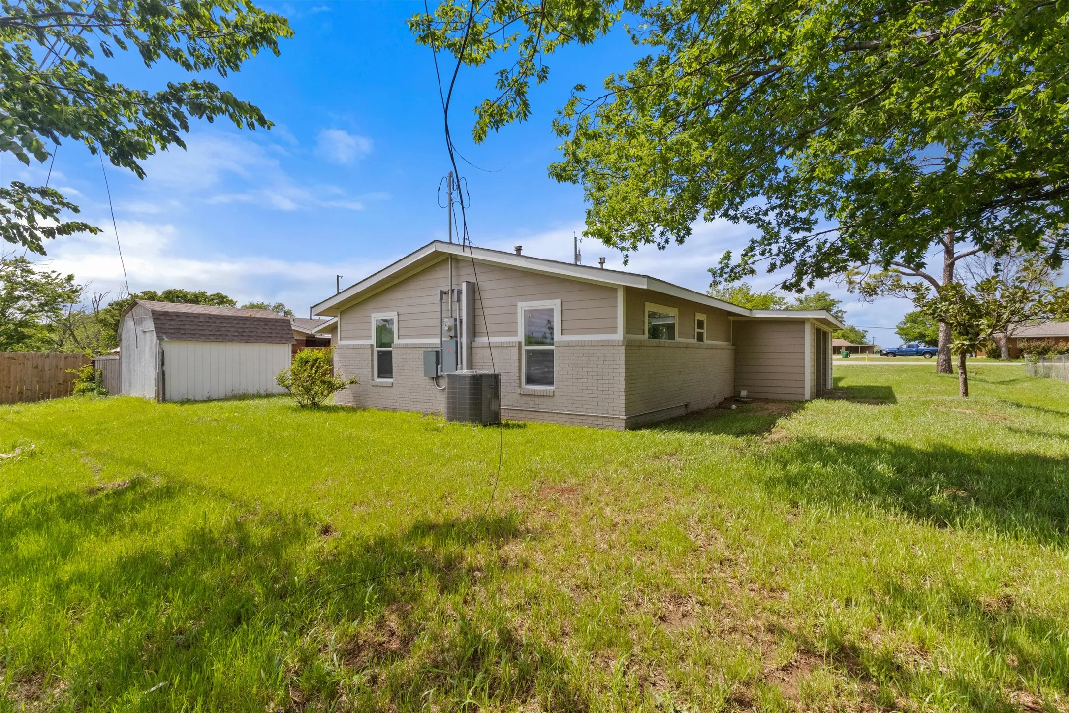 Single Family Residence For Sale in Montague County , 205 April Street, Bowie, Texas 76230, 4 Bedroom, 2 Bathroom, Garage spaces, 1,890 Sqft, built in 1974, Preowned, mls#21241904, Real Estate Agent in Bowie, Homes For Sale in Montague county, Homes For Sale in Bowie, Realtor in Bowie Texas, Real Estate Brokerage Independent Realty Texas, Luminita Cordes Realtor
