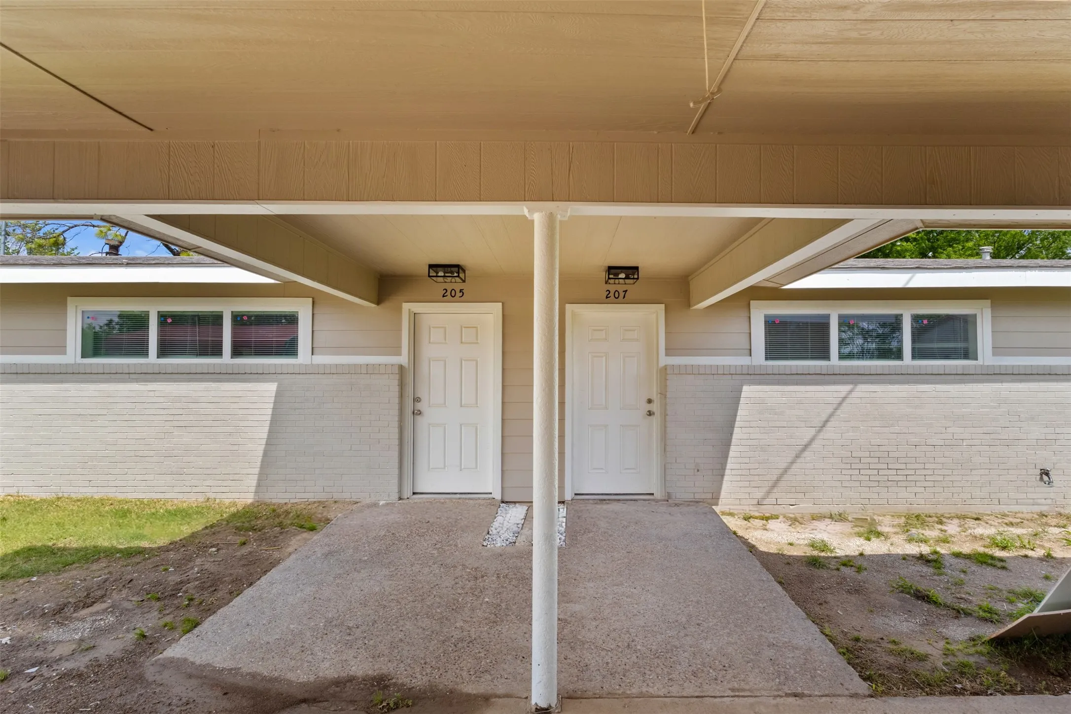 Single Family Residence For Sale in Montague County , 205 April Street, Bowie, Texas 76230, 4 Bedroom, 2 Bathroom, Garage spaces, 1,890 Sqft, built in 1974, Preowned, mls#21241904, Real Estate Agent in Bowie, Homes For Sale in Montague county, Homes For Sale in Bowie, Realtor in Bowie Texas, Real Estate Brokerage Independent Realty Texas, Luminita Cordes Realtor