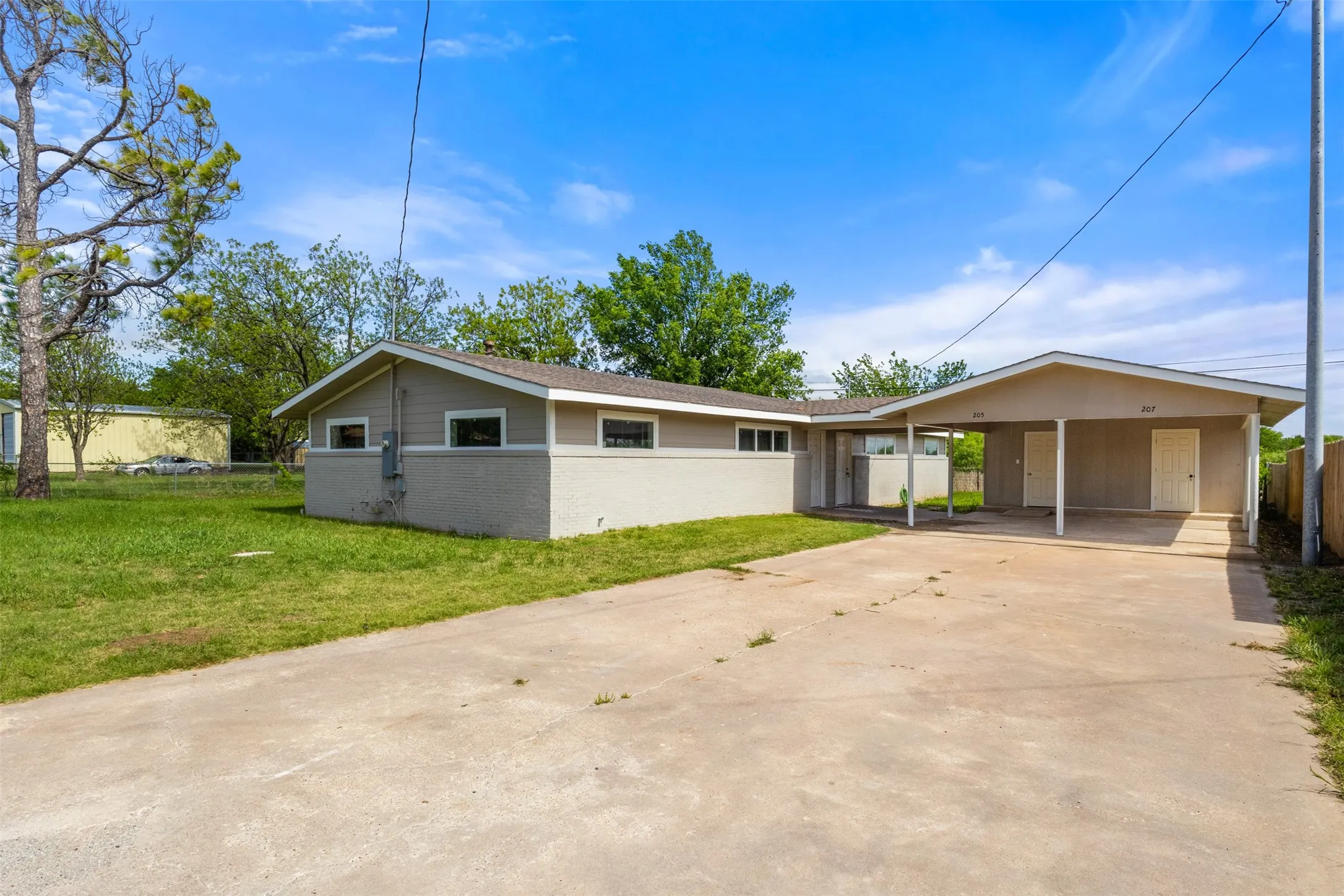 Single Family Residence For Sale in Montague County , 205 April Street, Bowie, Texas 76230, 4 Bedroom, 2 Bathroom, Garage spaces, 1,890 Sqft, built in 1974, Preowned, mls#21241904, Real Estate Agent in Bowie, Homes For Sale in Montague county, Homes For Sale in Bowie, Realtor in Bowie Texas, Real Estate Brokerage Independent Realty Texas, Luminita Cordes Realtor