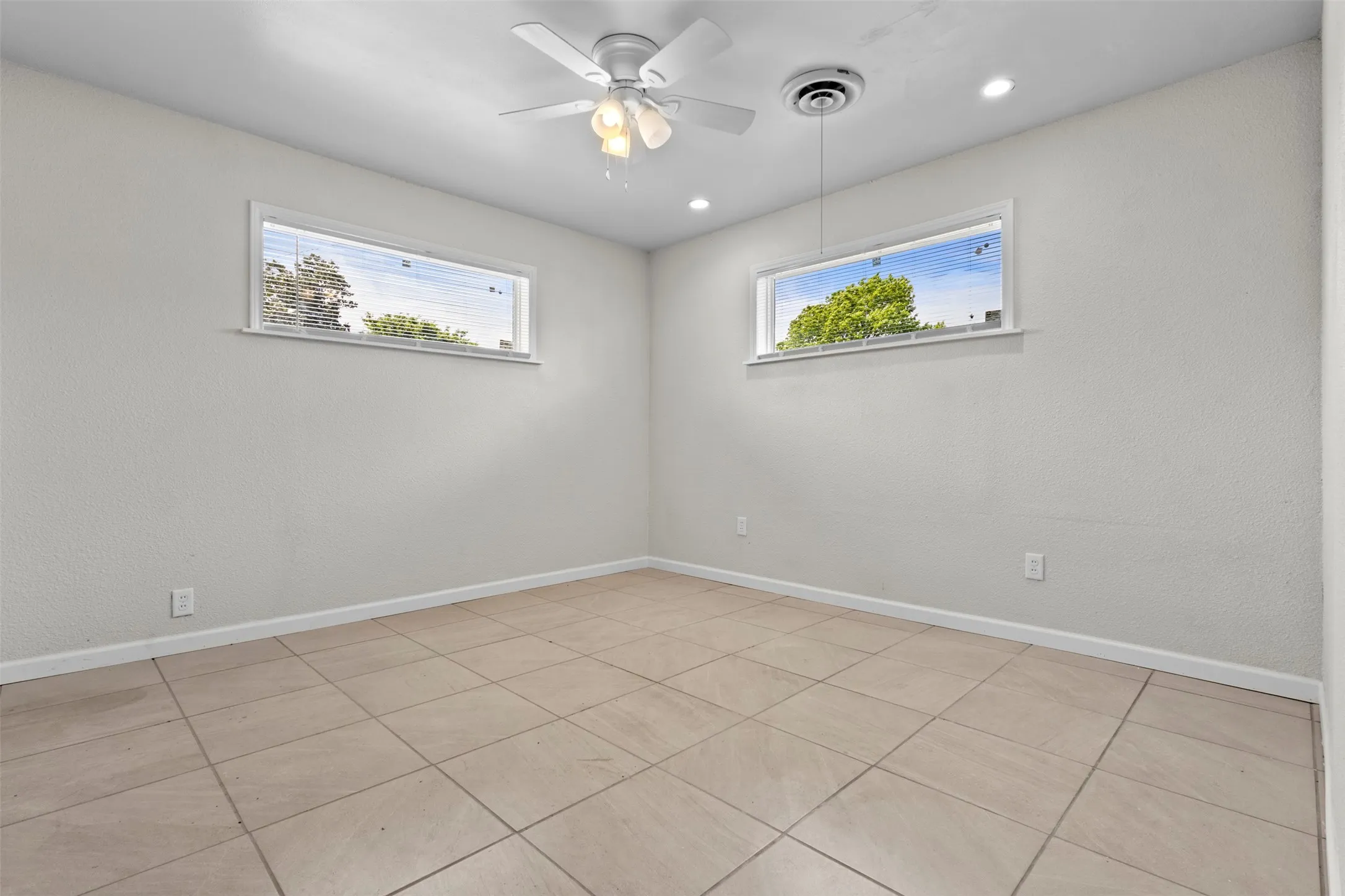 Single Family Residence For Sale in Montague County , 205 April Street, Bowie, Texas 76230, 4 Bedroom, 2 Bathroom, Garage spaces, 1,890 Sqft, built in 1974, Preowned, mls#21241904, Real Estate Agent in Bowie, Homes For Sale in Montague county, Homes For Sale in Bowie, Realtor in Bowie Texas, Real Estate Brokerage Independent Realty Texas, Luminita Cordes Realtor