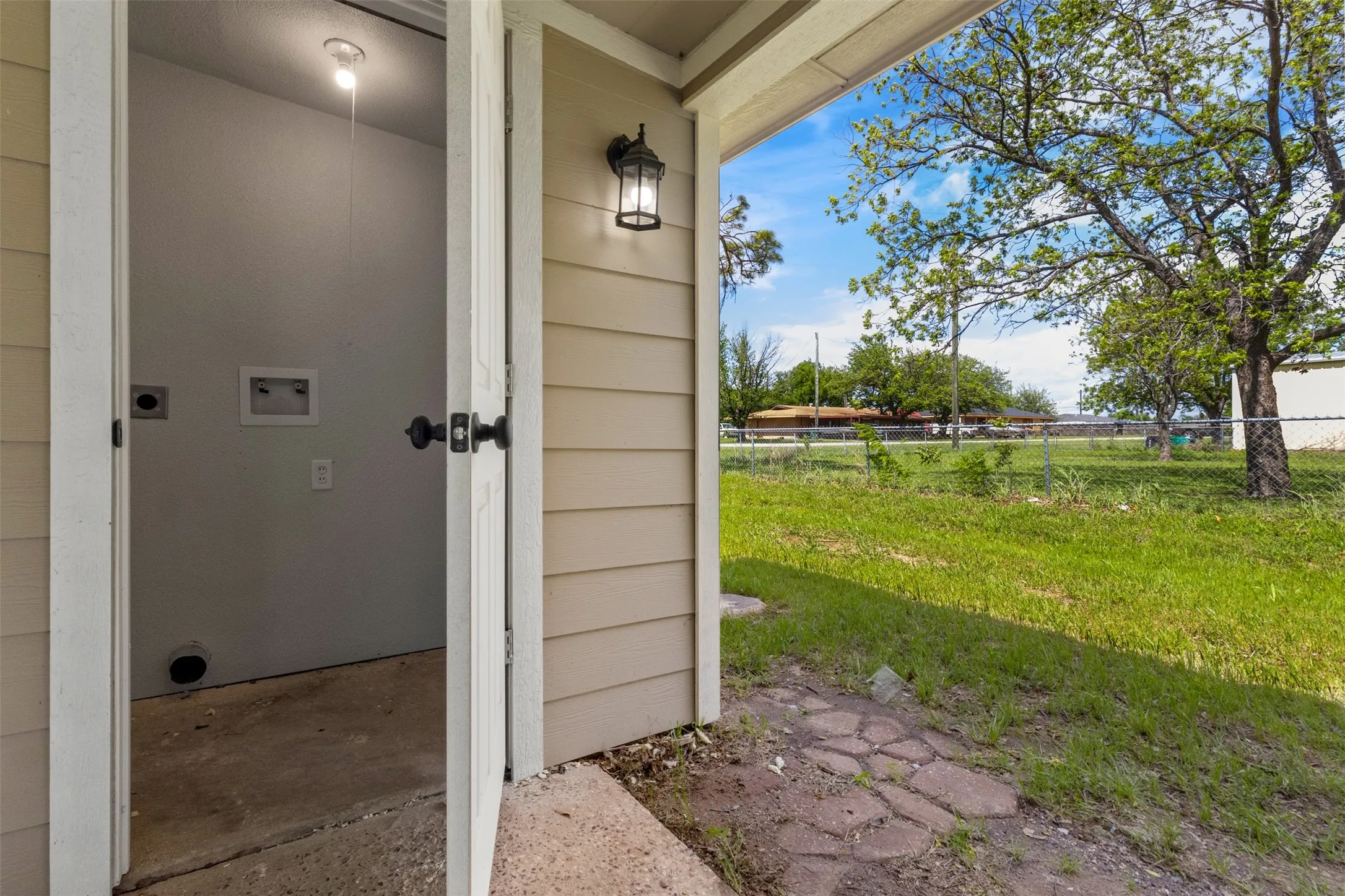 Single Family Residence For Sale in Montague County , 205 April Street, Bowie, Texas 76230, 4 Bedroom, 2 Bathroom, Garage spaces, 1,890 Sqft, built in 1974, Preowned, mls#21241904, Real Estate Agent in Bowie, Homes For Sale in Montague county, Homes For Sale in Bowie, Realtor in Bowie Texas, Real Estate Brokerage Independent Realty Texas, Luminita Cordes Realtor