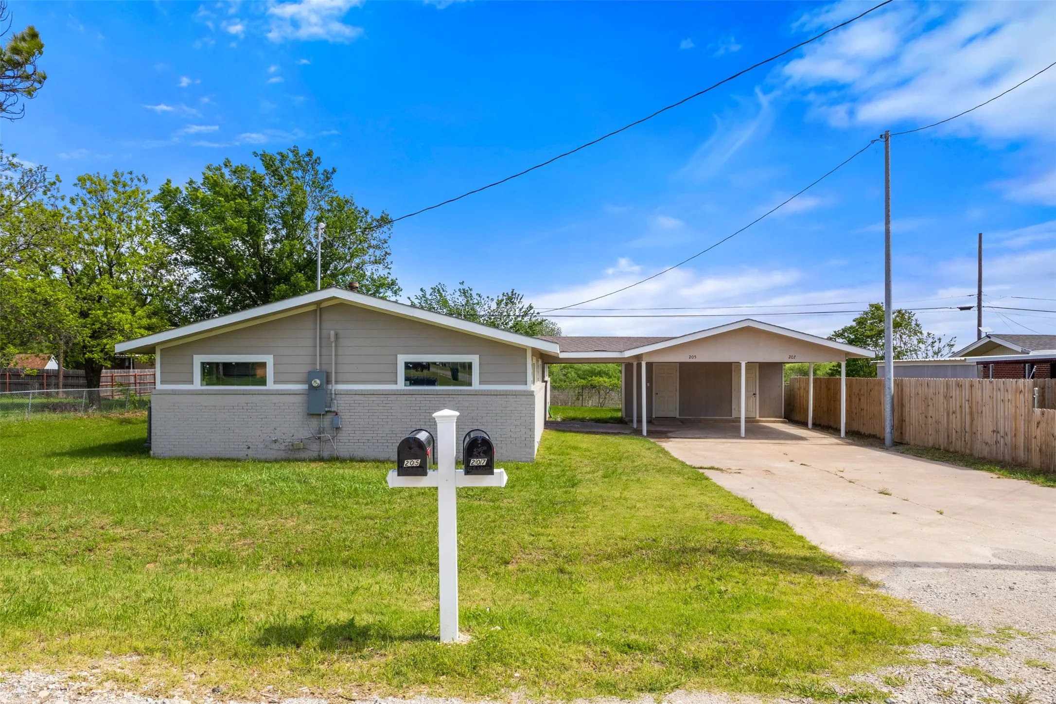 Single Family Residence For Sale in Montague County , 205 April Street, Bowie, Texas 76230, 4 Bedroom, 2 Bathroom, Garage spaces, 1,890 Sqft, built in 1974, Preowned, mls#21241904, Real Estate Agent in Bowie, Homes For Sale in Montague county, Homes For Sale in Bowie, Realtor in Bowie Texas, Real Estate Brokerage Independent Realty Texas, Luminita Cordes Realtor