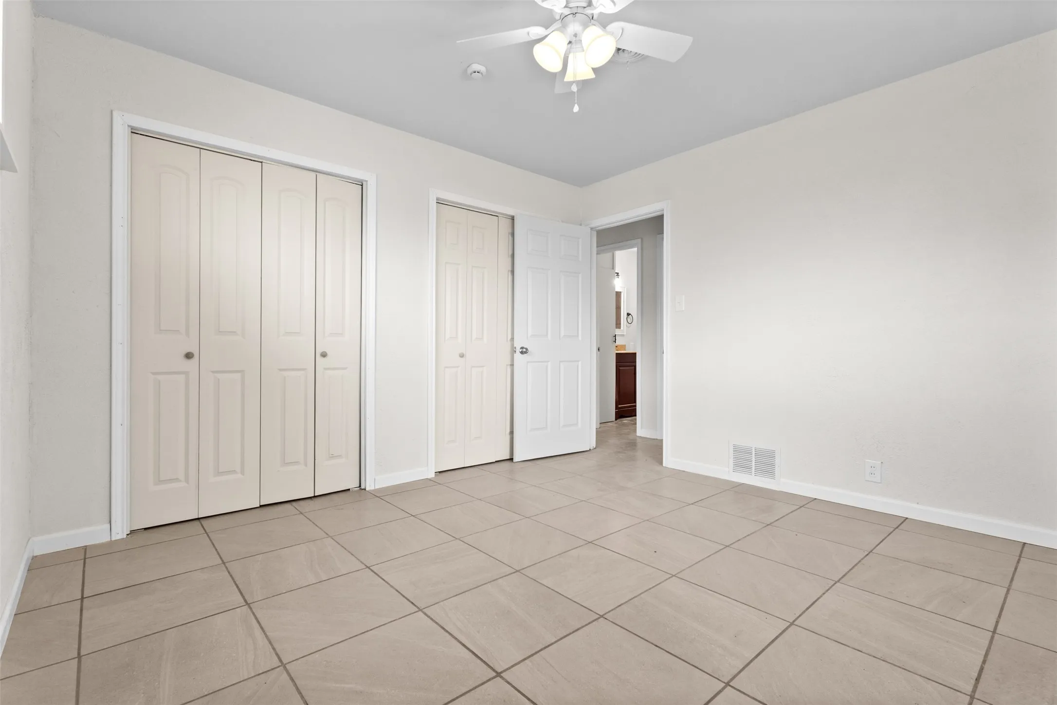Single Family Residence For Sale in Montague County , 205 April Street, Bowie, Texas 76230, 4 Bedroom, 2 Bathroom, Garage spaces, 1,890 Sqft, built in 1974, Preowned, mls#21241904, Real Estate Agent in Bowie, Homes For Sale in Montague county, Homes For Sale in Bowie, Realtor in Bowie Texas, Real Estate Brokerage Independent Realty Texas, Luminita Cordes Realtor