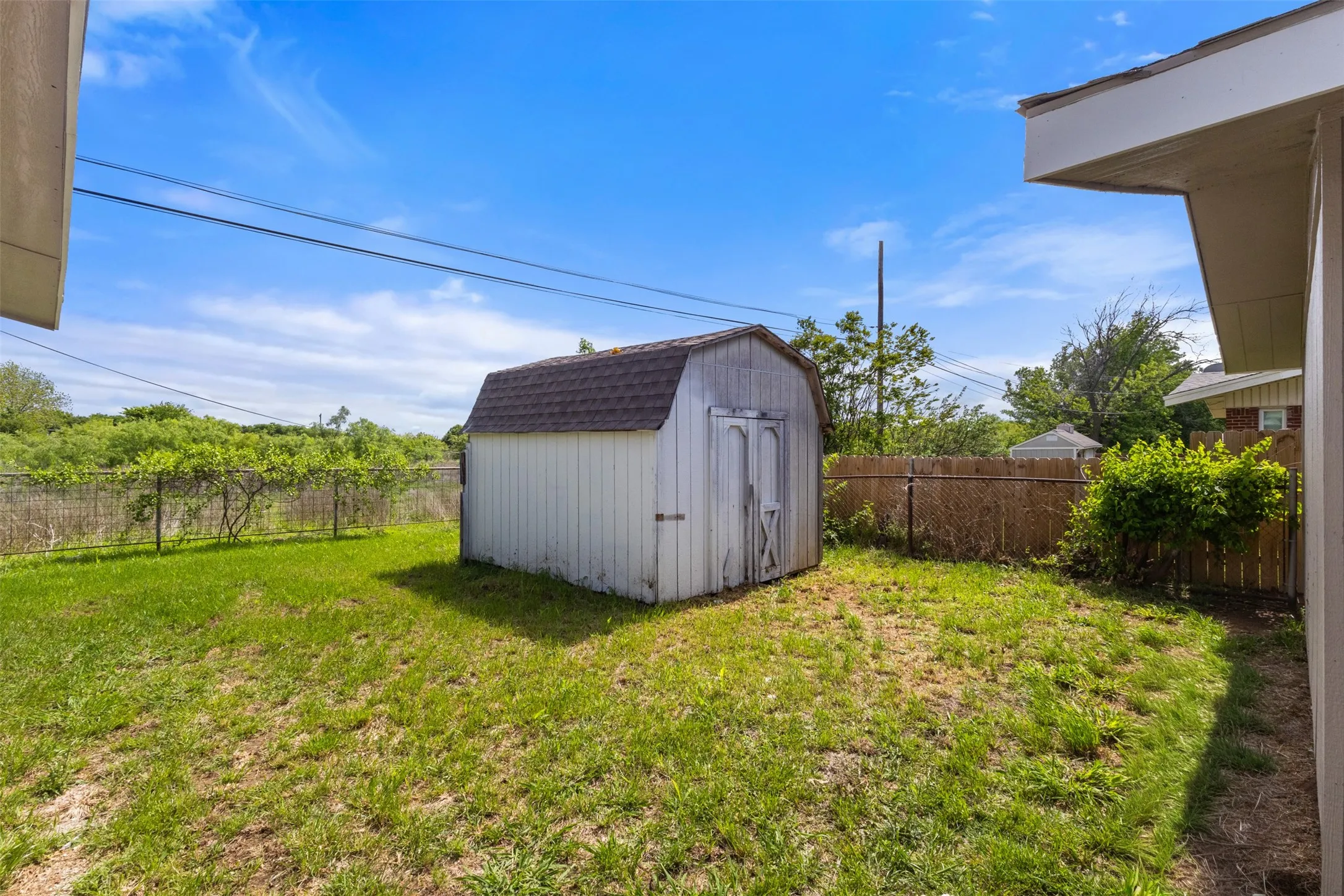 Single Family Residence For Sale in Montague County , 205 April Street, Bowie, Texas 76230, 4 Bedroom, 2 Bathroom, Garage spaces, 1,890 Sqft, built in 1974, Preowned, mls#21241904, Real Estate Agent in Bowie, Homes For Sale in Montague county, Homes For Sale in Bowie, Realtor in Bowie Texas, Real Estate Brokerage Independent Realty Texas, Luminita Cordes Realtor