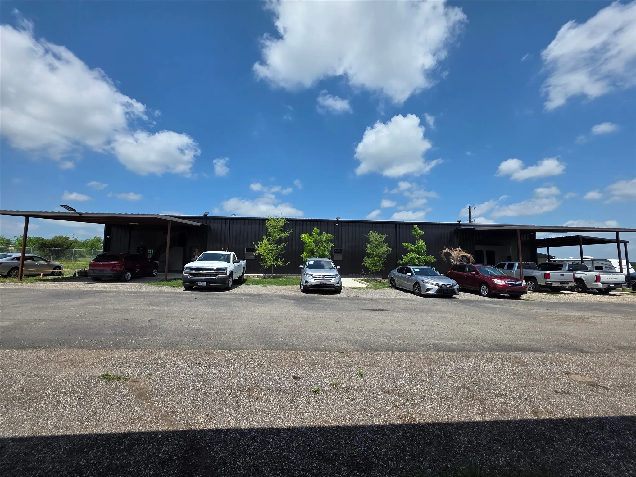 4800 sqft showroom, office and restrooms, Recently Painted and awning added
