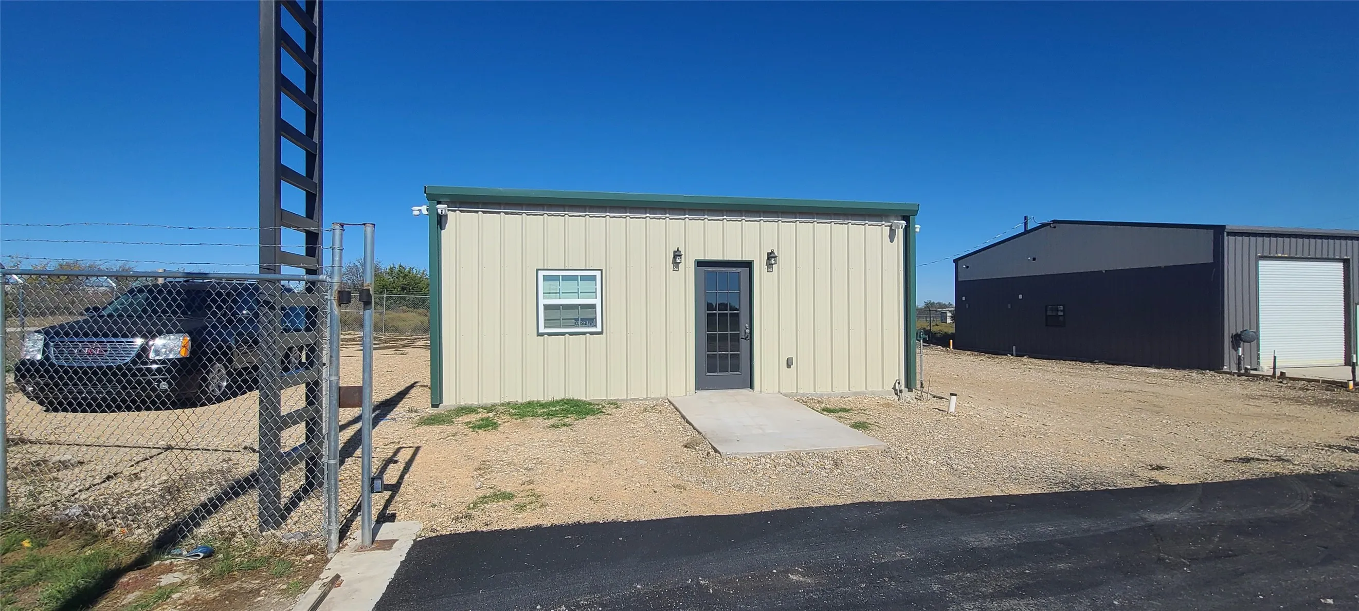 625 sqft air conditioned and restroom