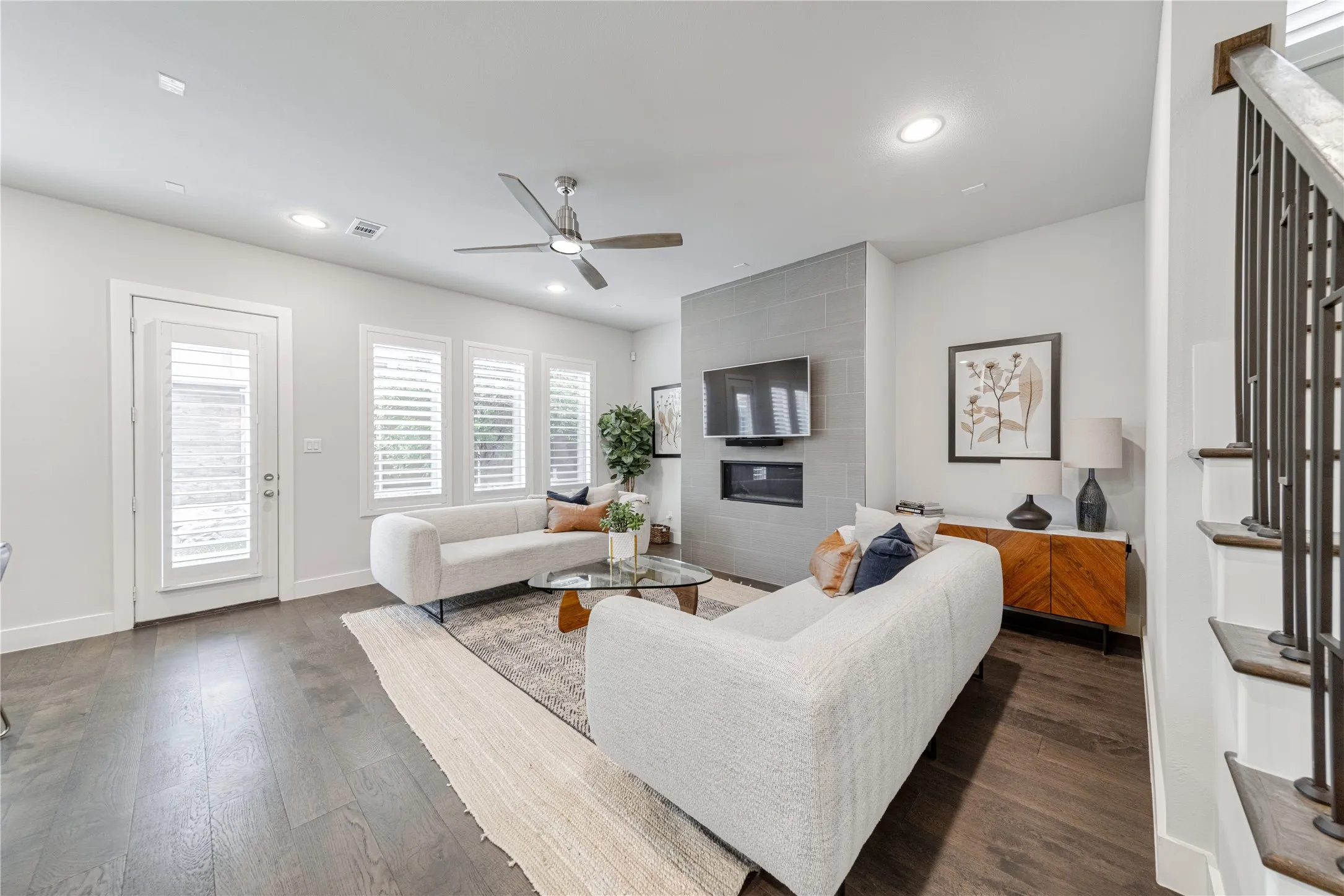 Single Family Residence For Sale in Dallas County , 4107 Entrada Way, Dallas, Texas 75219, 3 Bedroom, 5 Bathroom, 2 Garage spaces, 3,296 Sqft, built in 2019, mls#21232980, Real Estate Agent in Dallas, Homes For Sale in Dallas county, Homes For Sale in Dallas, Realtor in Dallas Texas, Real Estate Brokerage Independent Realty Texas, Luminita Cordes Realtor