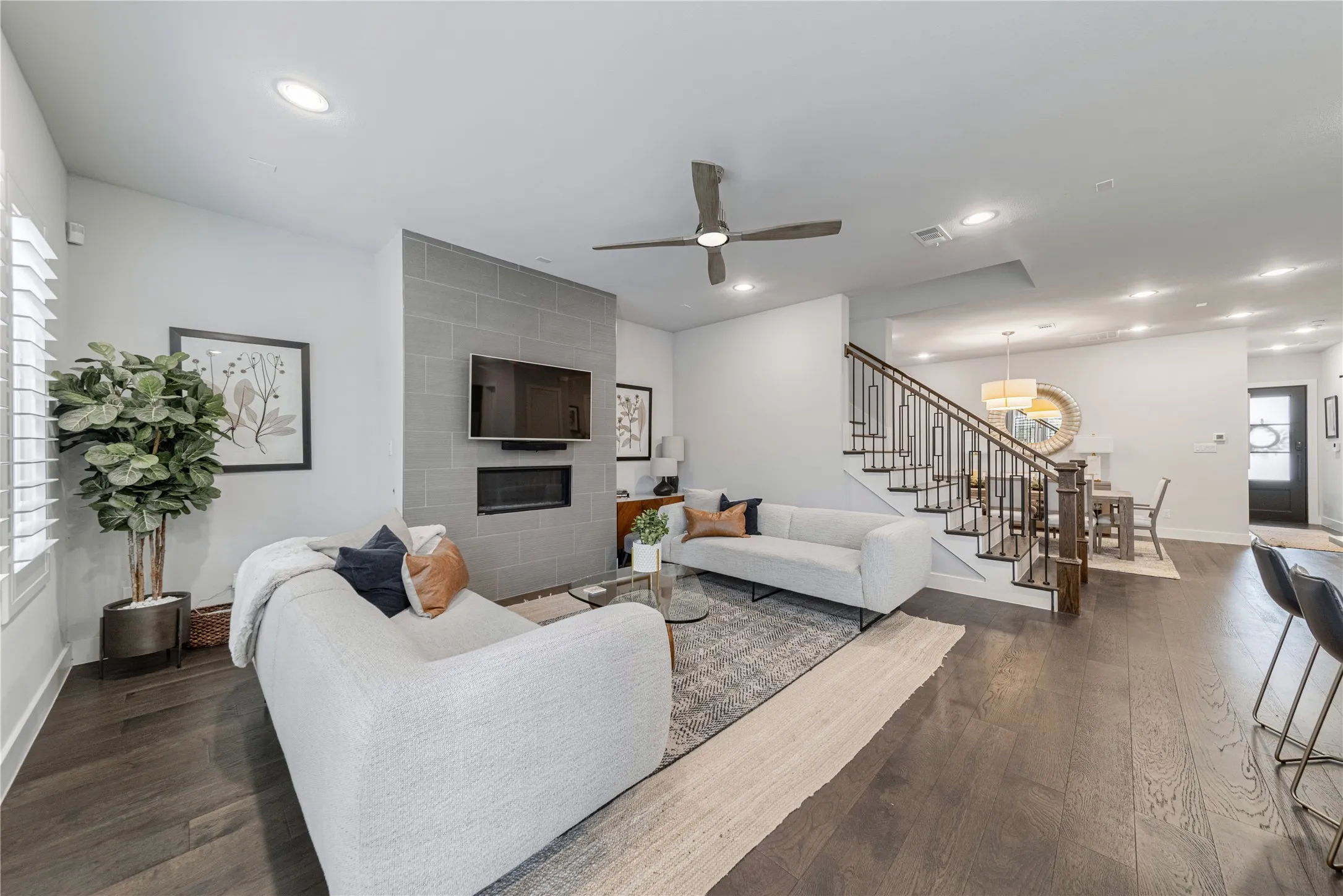 Single Family Residence For Sale in Dallas County , 4107 Entrada Way, Dallas, Texas 75219, 3 Bedroom, 5 Bathroom, 2 Garage spaces, 3,296 Sqft, built in 2019, mls#21232980, Real Estate Agent in Dallas, Homes For Sale in Dallas county, Homes For Sale in Dallas, Realtor in Dallas Texas, Real Estate Brokerage Independent Realty Texas, Luminita Cordes Realtor
