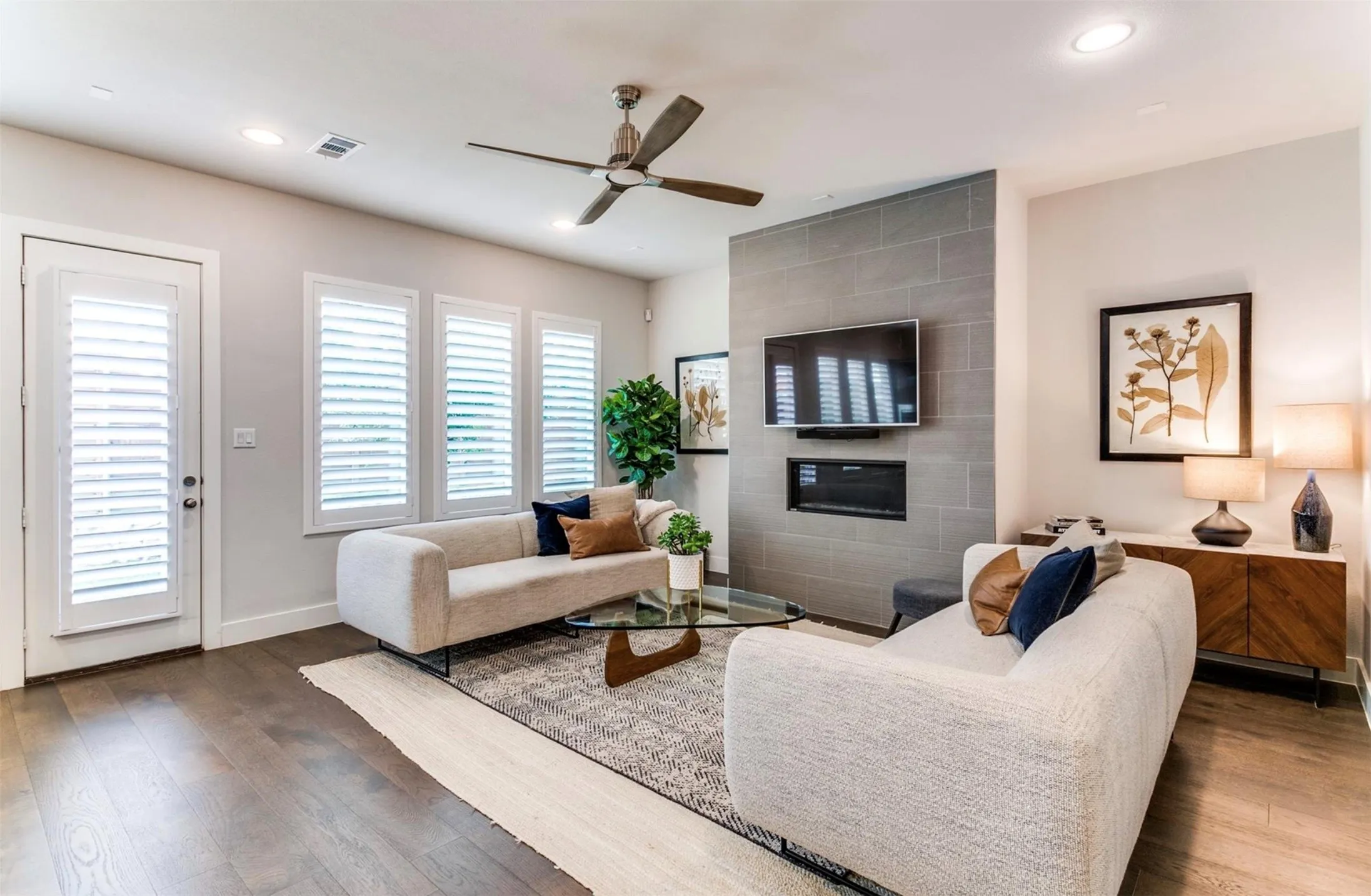 Single Family Residence For Sale in Dallas County , 4107 Entrada Way, Dallas, Texas 75219, 3 Bedroom, 5 Bathroom, 2 Garage spaces, 3,296 Sqft, built in 2019, mls#21232980, Real Estate Agent in Dallas, Homes For Sale in Dallas county, Homes For Sale in Dallas, Realtor in Dallas Texas, Real Estate Brokerage Independent Realty Texas, Luminita Cordes Realtor