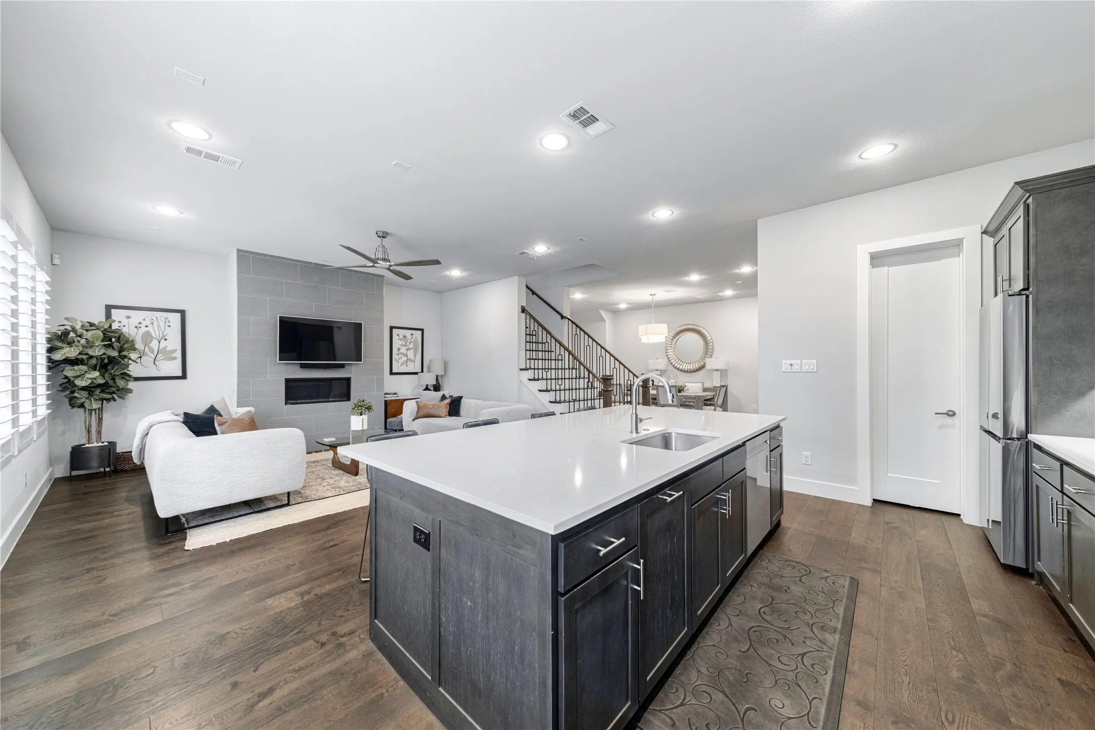 Single Family Residence For Sale in Dallas County , 4107 Entrada Way, Dallas, Texas 75219, 3 Bedroom, 5 Bathroom, 2 Garage spaces, 3,296 Sqft, built in 2019, mls#21232980, Real Estate Agent in Dallas, Homes For Sale in Dallas county, Homes For Sale in Dallas, Realtor in Dallas Texas, Real Estate Brokerage Independent Realty Texas, Luminita Cordes Realtor