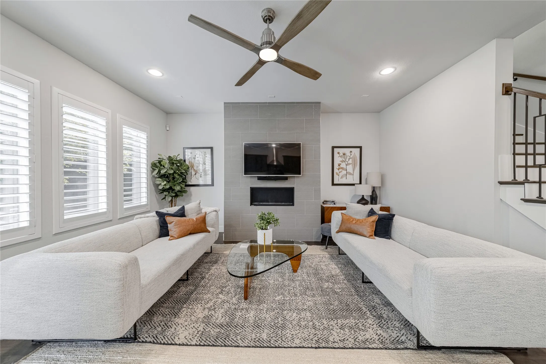 Single Family Residence For Sale in Dallas County , 4107 Entrada Way, Dallas, Texas 75219, 3 Bedroom, 5 Bathroom, 2 Garage spaces, 3,296 Sqft, built in 2019, mls#21232980, Real Estate Agent in Dallas, Homes For Sale in Dallas county, Homes For Sale in Dallas, Realtor in Dallas Texas, Real Estate Brokerage Independent Realty Texas, Luminita Cordes Realtor