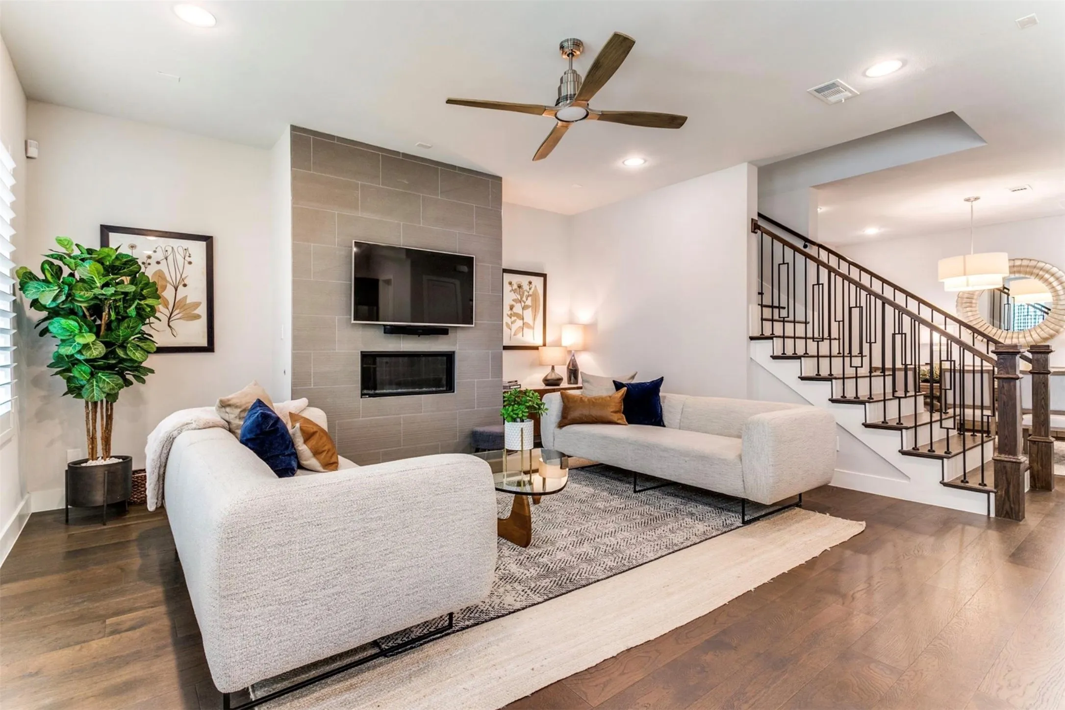 Single Family Residence For Sale in Dallas County , 4107 Entrada Way, Dallas, Texas 75219, 3 Bedroom, 5 Bathroom, 2 Garage spaces, 3,296 Sqft, built in 2019, mls#21232980, Real Estate Agent in Dallas, Homes For Sale in Dallas county, Homes For Sale in Dallas, Realtor in Dallas Texas, Real Estate Brokerage Independent Realty Texas, Luminita Cordes Realtor