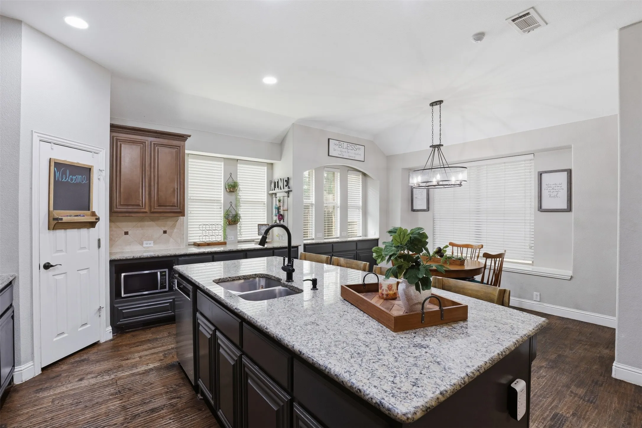Single Family Residence For Sale in Johnson County , 1004 Tara Drive, Burleson, Texas 76028, 4 Bedroom, 4 Bathroom, 3 Garage spaces, 3,742 Sqft, built in 2012, Preowned, mls#21237739, Real Estate Agent in Burleson, Homes For Sale in Johnson county, Homes For Sale in Burleson, Realtor in Burleson Texas, Real Estate Brokerage Independent Realty Texas, Luminita Cordes Realtor