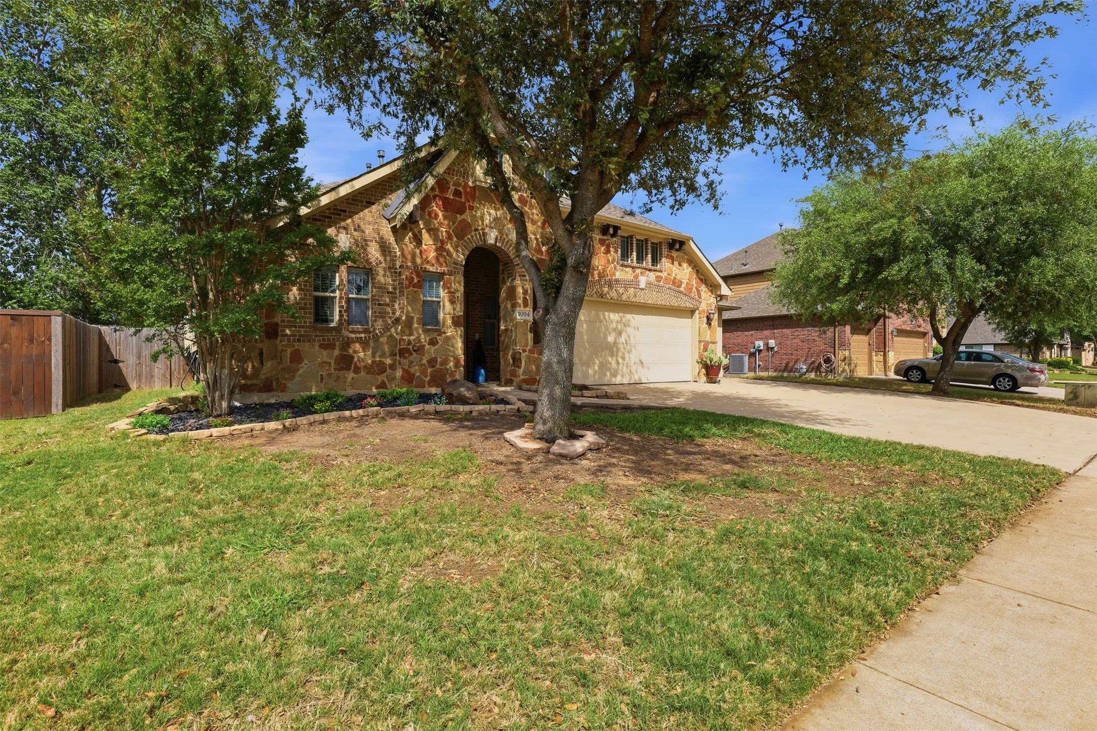 Single Family Residence For Sale in Johnson County , 1004 Tara Drive, Burleson, Texas 76028, 4 Bedroom, 4 Bathroom, 3 Garage spaces, 3,742 Sqft, built in 2012, Preowned, mls#21237739, Real Estate Agent in Burleson, Homes For Sale in Johnson county, Homes For Sale in Burleson, Realtor in Burleson Texas, Real Estate Brokerage Independent Realty Texas, Luminita Cordes Realtor