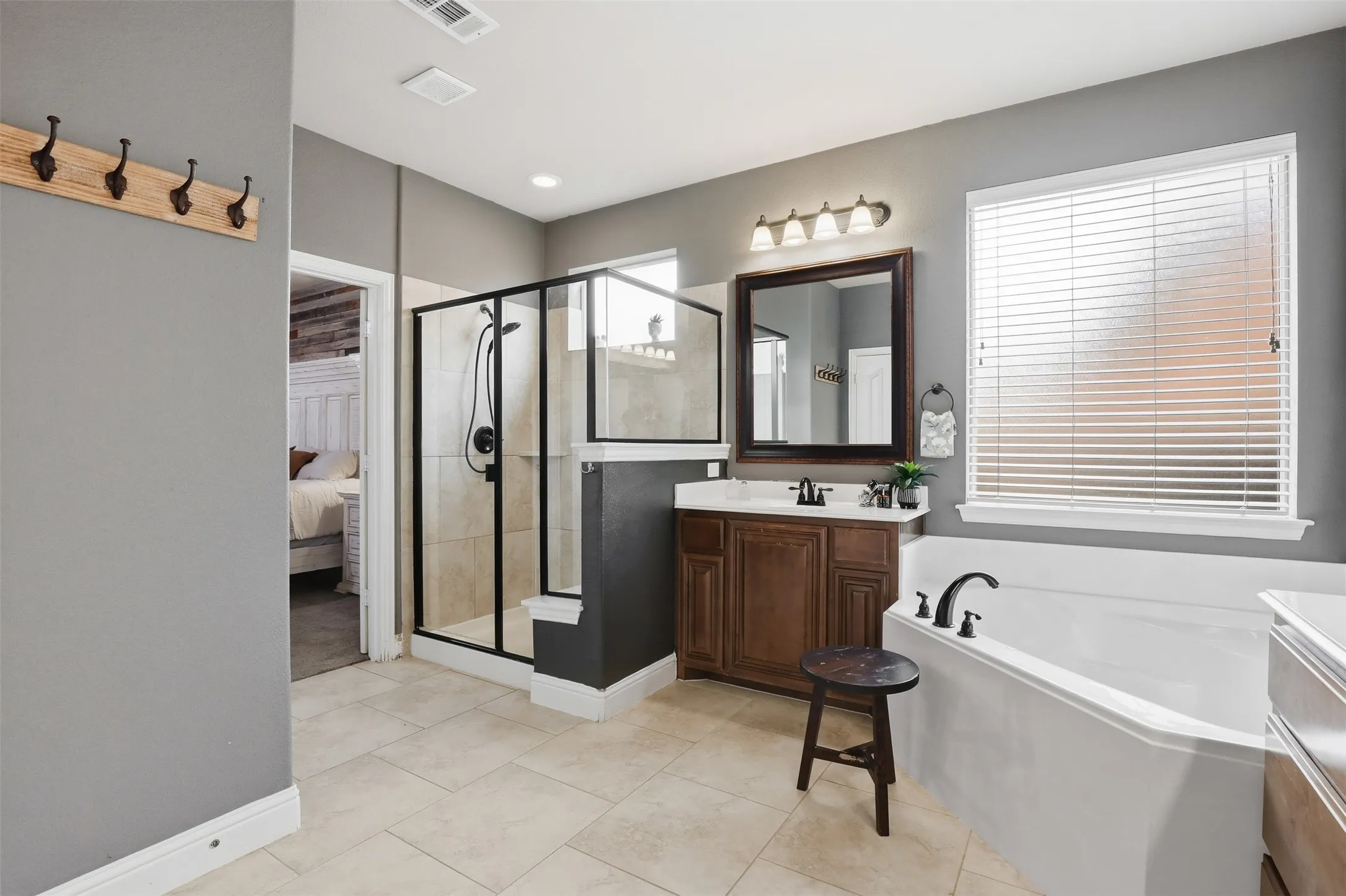Single Family Residence For Sale in Johnson County , 1004 Tara Drive, Burleson, Texas 76028, 4 Bedroom, 4 Bathroom, 3 Garage spaces, 3,742 Sqft, built in 2012, Preowned, mls#21237739, Real Estate Agent in Burleson, Homes For Sale in Johnson county, Homes For Sale in Burleson, Realtor in Burleson Texas, Real Estate Brokerage Independent Realty Texas, Luminita Cordes Realtor