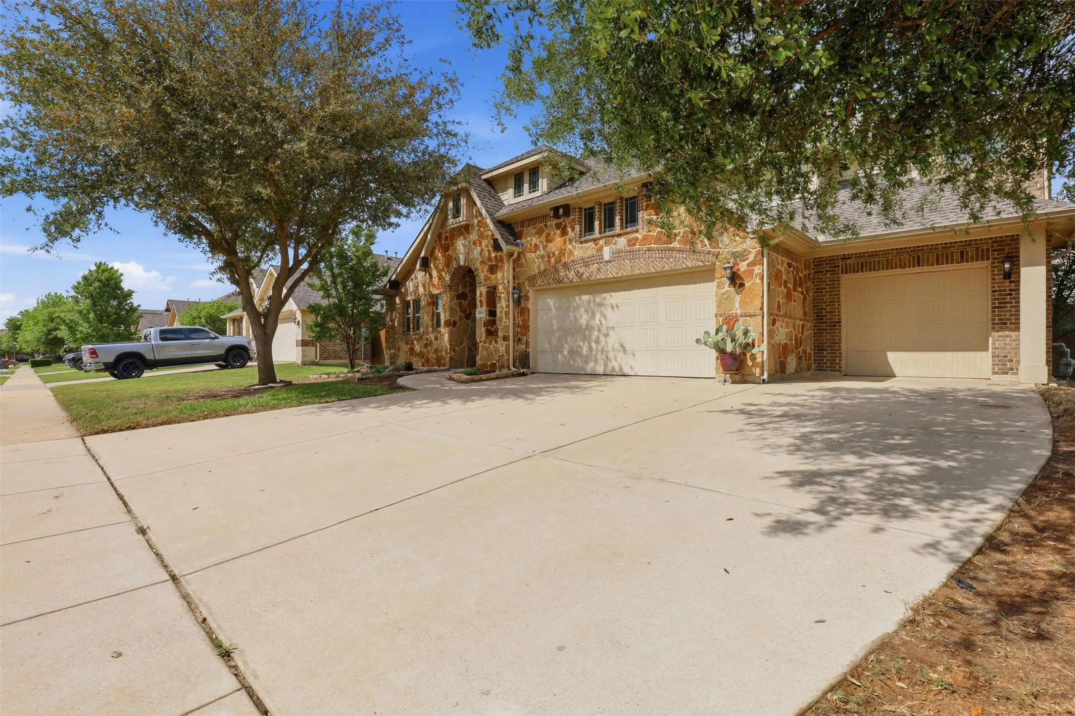 Single Family Residence For Sale in Johnson County , 1004 Tara Drive, Burleson, Texas 76028, 4 Bedroom, 4 Bathroom, 3 Garage spaces, 3,742 Sqft, built in 2012, Preowned, mls#21237739, Real Estate Agent in Burleson, Homes For Sale in Johnson county, Homes For Sale in Burleson, Realtor in Burleson Texas, Real Estate Brokerage Independent Realty Texas, Luminita Cordes Realtor