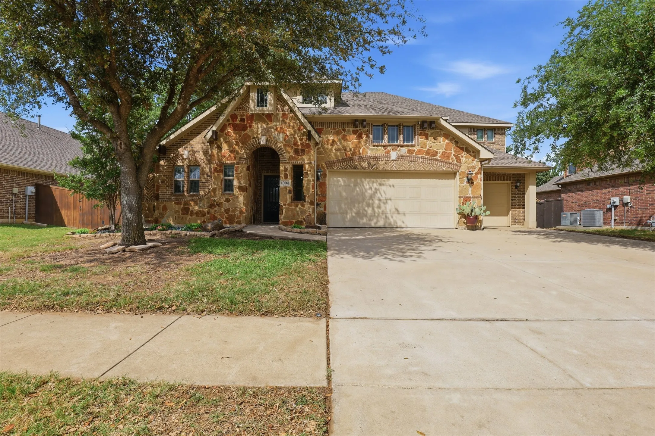 Single Family Residence For Sale in Johnson County , 1004 Tara Drive, Burleson, Texas 76028, 4 Bedroom, 4 Bathroom, 3 Garage spaces, 3,742 Sqft, built in 2012, Preowned, mls#21237739, Real Estate Agent in Burleson, Homes For Sale in Johnson county, Homes For Sale in Burleson, Realtor in Burleson Texas, Real Estate Brokerage Independent Realty Texas, Luminita Cordes Realtor