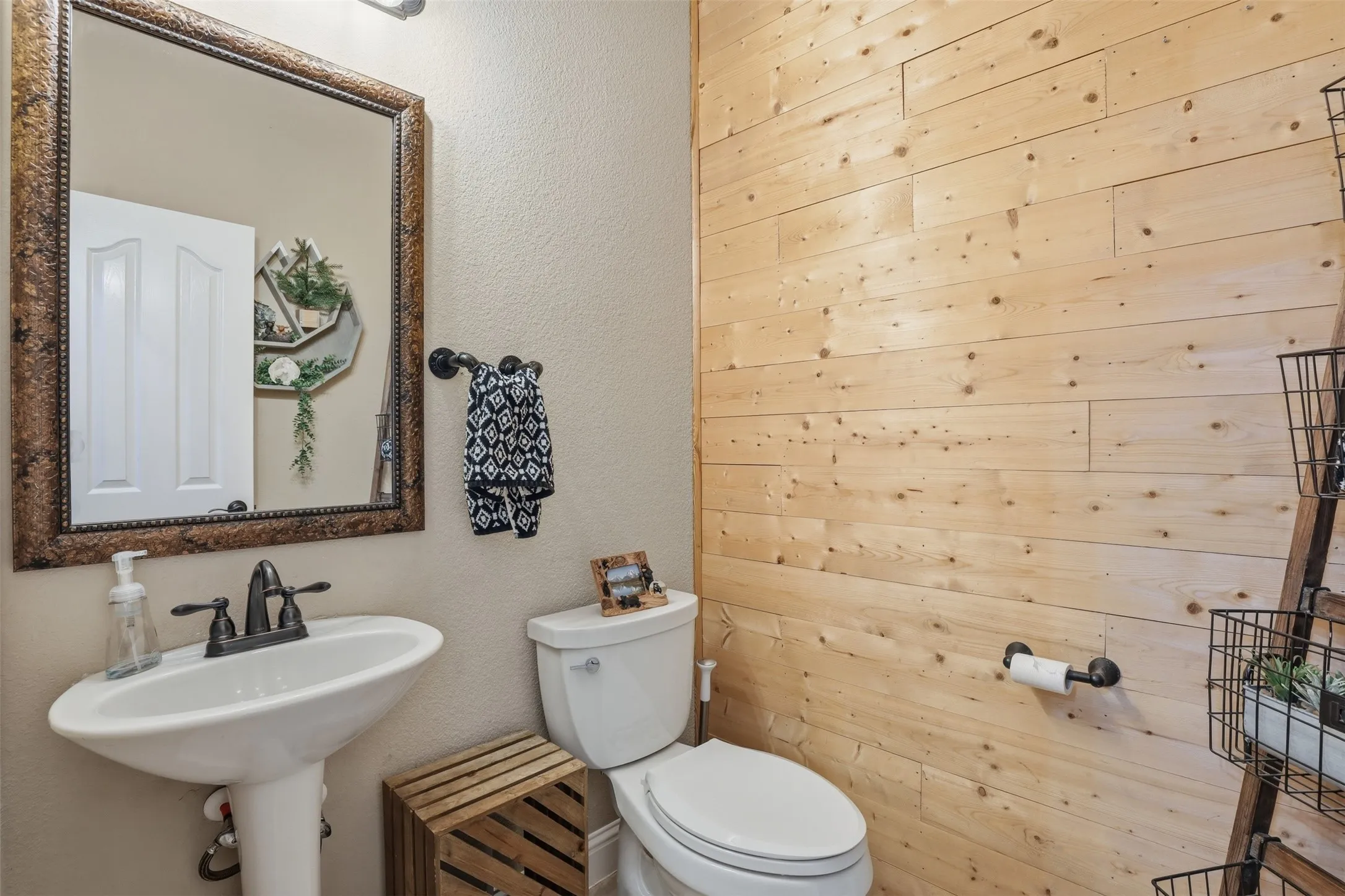 Single Family Residence For Sale in Johnson County , 1004 Tara Drive, Burleson, Texas 76028, 4 Bedroom, 4 Bathroom, 3 Garage spaces, 3,742 Sqft, built in 2012, Preowned, mls#21237739, Real Estate Agent in Burleson, Homes For Sale in Johnson county, Homes For Sale in Burleson, Realtor in Burleson Texas, Real Estate Brokerage Independent Realty Texas, Luminita Cordes Realtor