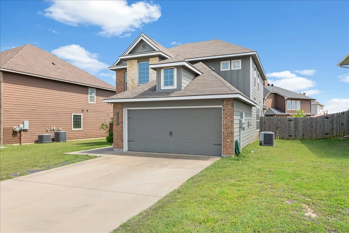 Single Family Residence For Sale in Mc Lennan County , 10205 Mickler Lane, Waco, Texas 76708, 4 Bedroom, 3 Bathroom, 2 Garage spaces, 2,274 Sqft, built in 2016, Preowned, mls#21242759, Real Estate Agent in Waco, Homes For Sale in Mc Lennan county, Homes For Sale in Waco, Realtor in Waco Texas, Real Estate Brokerage Independent Realty Texas, Luminita Cordes Realtor