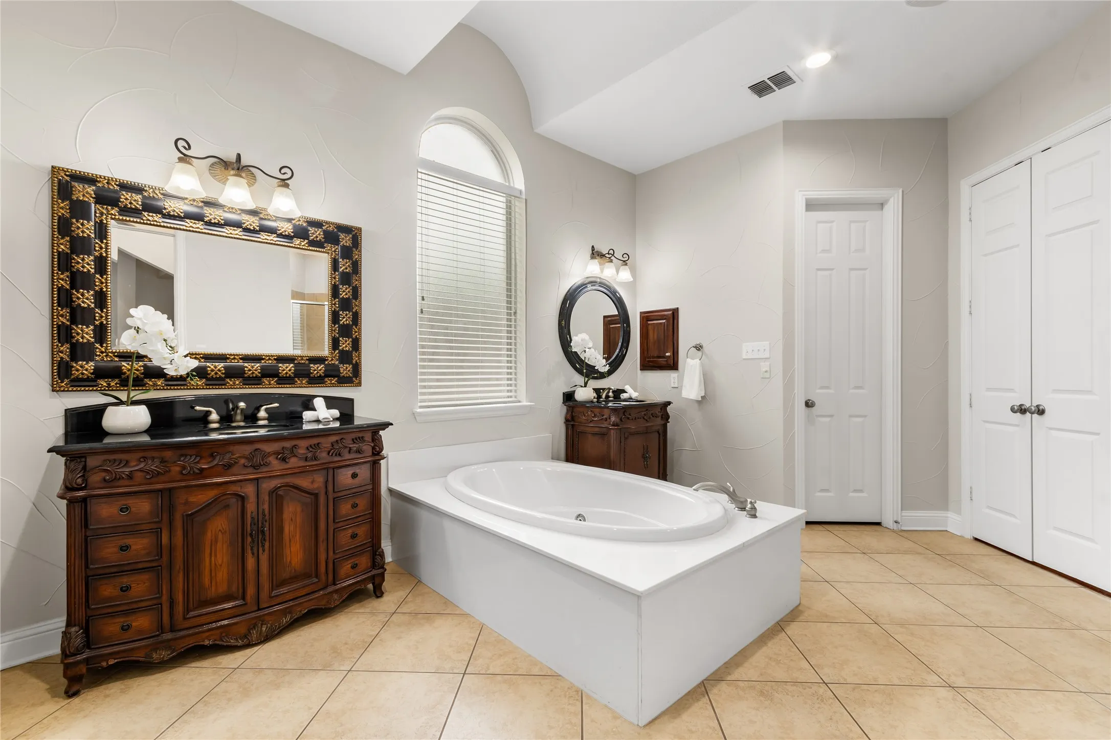 Single Family Residence For Sale in Collin County , 723 Nighthawk Drive, Murphy, Texas 75094, 5 Bedroom, 5 Bathroom, 3 Garage spaces, 5,237 Sqft, built in 2007, Preowned, mls#21241318, Real Estate Agent in Murphy, Homes For Sale in Collin county, Homes For Sale in Murphy, Realtor in Murphy Texas, Real Estate Brokerage Independent Realty Texas, Luminita Cordes Realtor