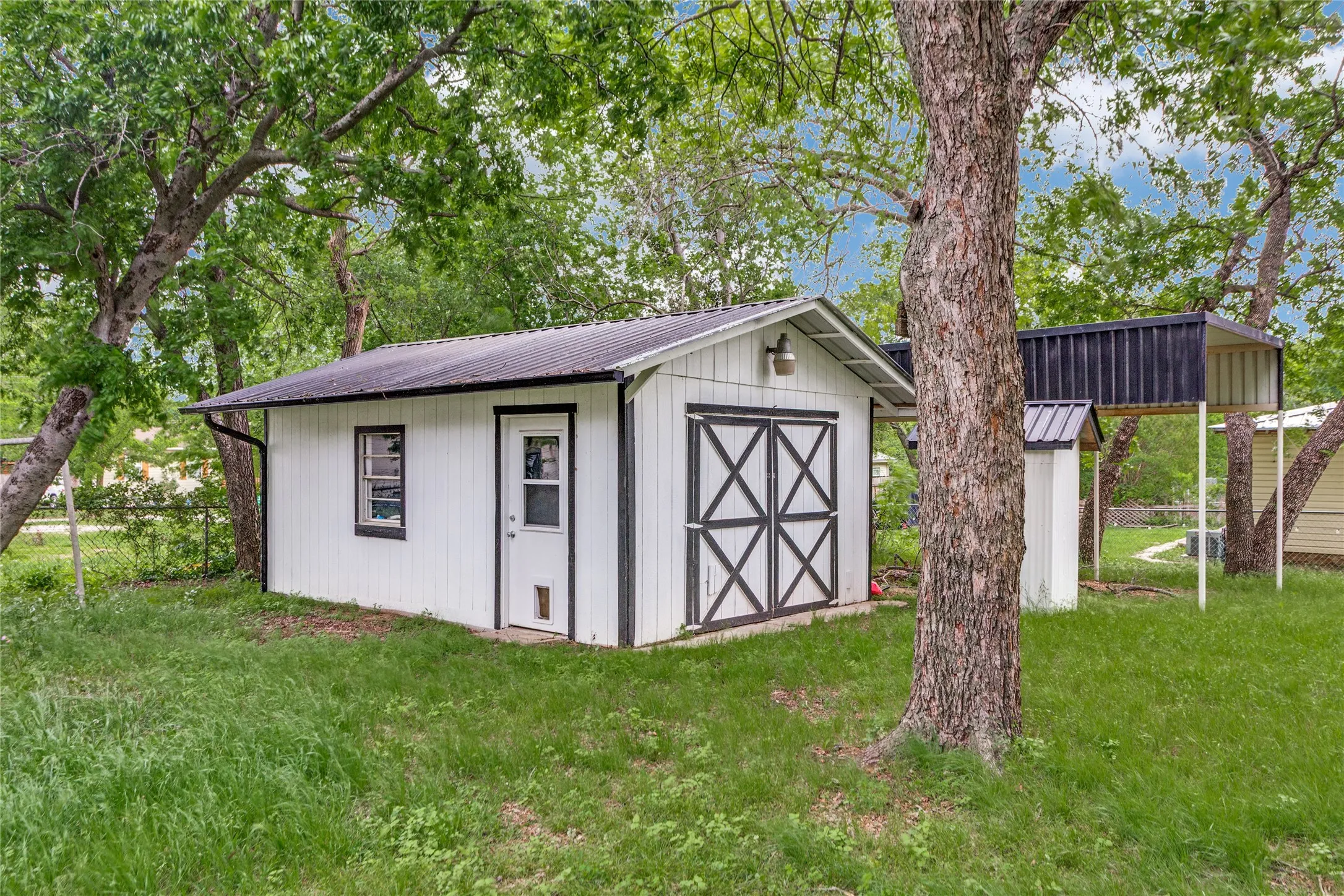 Single Family Residence For Sale in Montague County , 501 Lindsey Street, Bowie, Texas 76230, 4 Bedroom, 3 Bathroom, 2 Garage spaces, 1,731 Sqft, built in 1950, mls#21239961, Real Estate Agent in Bowie, Homes For Sale in Montague county, Homes For Sale in Bowie, Realtor in Bowie Texas, Real Estate Brokerage Independent Realty Texas, Luminita Cordes Realtor