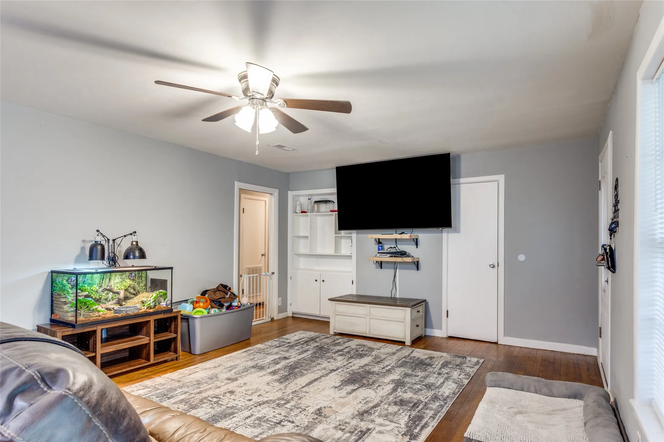 Single Family Residence For Sale in Montague County , 501 Lindsey Street, Bowie, Texas 76230, 4 Bedroom, 3 Bathroom, 2 Garage spaces, 1,731 Sqft, built in 1950, mls#21239961, Real Estate Agent in Bowie, Homes For Sale in Montague county, Homes For Sale in Bowie, Realtor in Bowie Texas, Real Estate Brokerage Independent Realty Texas, Luminita Cordes Realtor