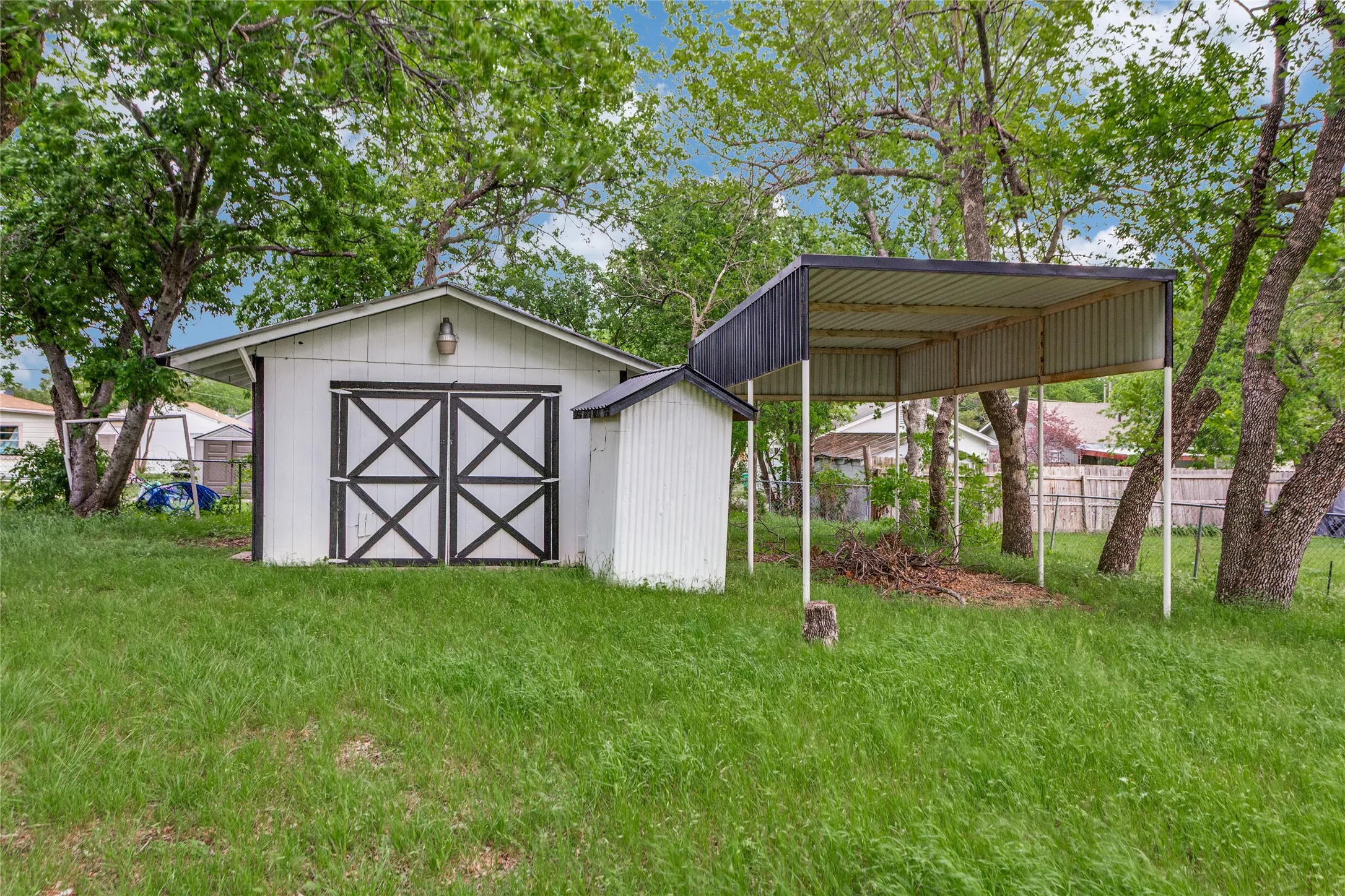 Single Family Residence For Sale in Montague County , 501 Lindsey Street, Bowie, Texas 76230, 4 Bedroom, 3 Bathroom, 2 Garage spaces, 1,731 Sqft, built in 1950, mls#21239961, Real Estate Agent in Bowie, Homes For Sale in Montague county, Homes For Sale in Bowie, Realtor in Bowie Texas, Real Estate Brokerage Independent Realty Texas, Luminita Cordes Realtor