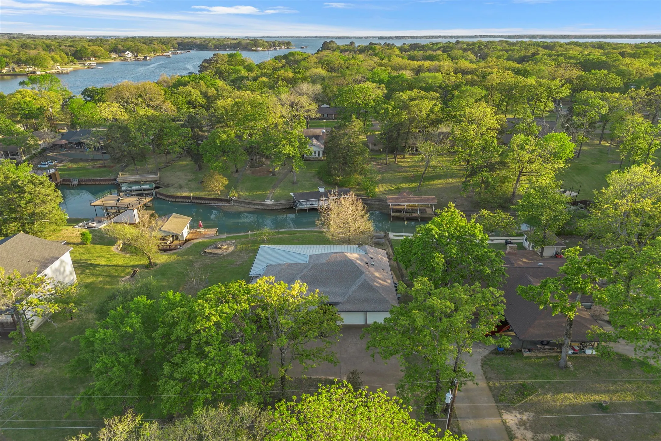 Single Family Residence For Sale in Henderson County , 116 1st Oak Drive, Enchanted Oaks, Texas 75156, 3 Bedroom, 2 Bathroom, 2 Garage spaces, 2,171 Sqft, built in 1998, Preowned, mls#21241116, Real Estate Agent in Enchanted Oaks, Homes For Sale in Henderson county, Homes For Sale in Enchanted Oaks, Realtor in Enchanted Oaks Texas, Real Estate Brokerage Independent Realty Texas, Luminita Cordes Realtor