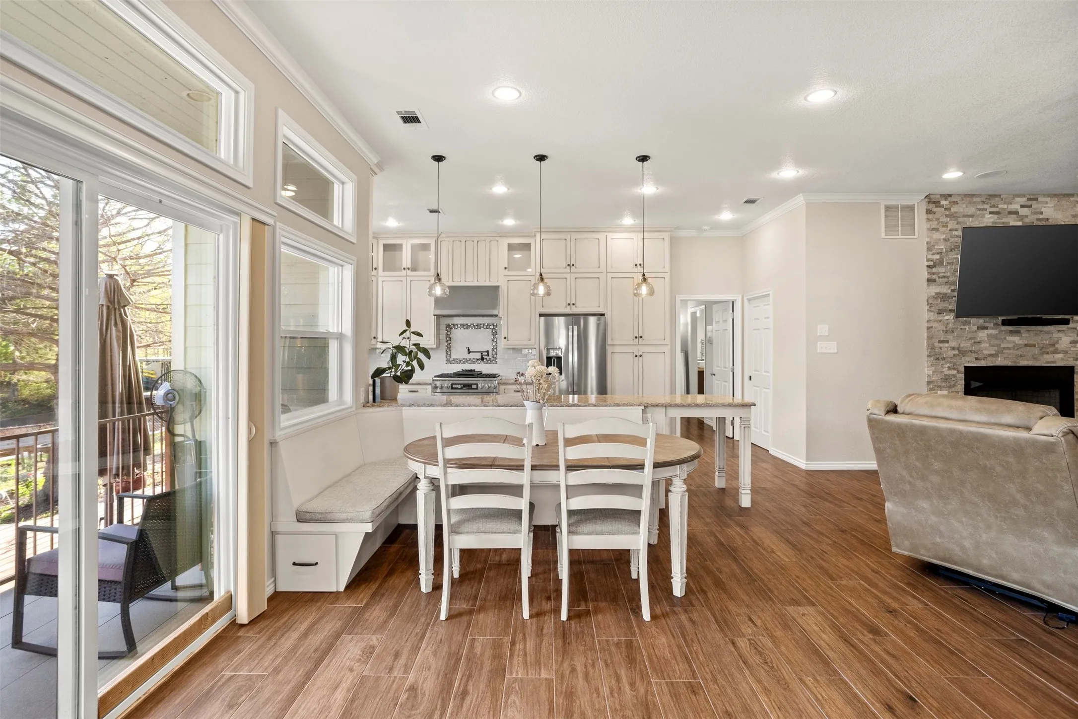 Single Family Residence For Sale in Henderson County , 116 1st Oak Drive, Enchanted Oaks, Texas 75156, 3 Bedroom, 2 Bathroom, 2 Garage spaces, 2,171 Sqft, built in 1998, Preowned, mls#21241116, Real Estate Agent in Enchanted Oaks, Homes For Sale in Henderson county, Homes For Sale in Enchanted Oaks, Realtor in Enchanted Oaks Texas, Real Estate Brokerage Independent Realty Texas, Luminita Cordes Realtor