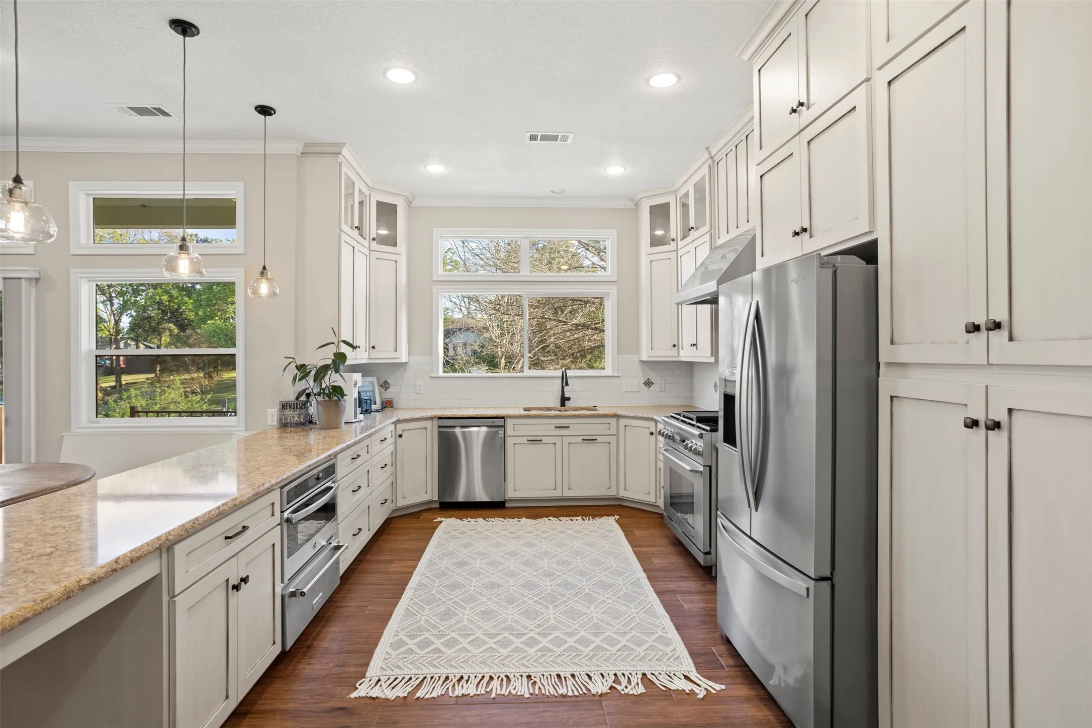 Single Family Residence For Sale in Henderson County , 116 1st Oak Drive, Enchanted Oaks, Texas 75156, 3 Bedroom, 2 Bathroom, 2 Garage spaces, 2,171 Sqft, built in 1998, Preowned, mls#21241116, Real Estate Agent in Enchanted Oaks, Homes For Sale in Henderson county, Homes For Sale in Enchanted Oaks, Realtor in Enchanted Oaks Texas, Real Estate Brokerage Independent Realty Texas, Luminita Cordes Realtor