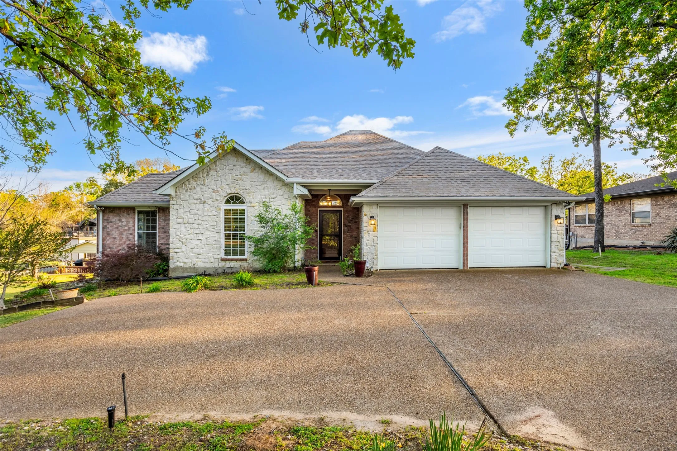 Single Family Residence For Sale in Henderson County , 116 1st Oak Drive, Enchanted Oaks, Texas 75156, 3 Bedroom, 2 Bathroom, 2 Garage spaces, 2,171 Sqft, built in 1998, Preowned, mls#21241116, Real Estate Agent in Enchanted Oaks, Homes For Sale in Henderson county, Homes For Sale in Enchanted Oaks, Realtor in Enchanted Oaks Texas, Real Estate Brokerage Independent Realty Texas, Luminita Cordes Realtor