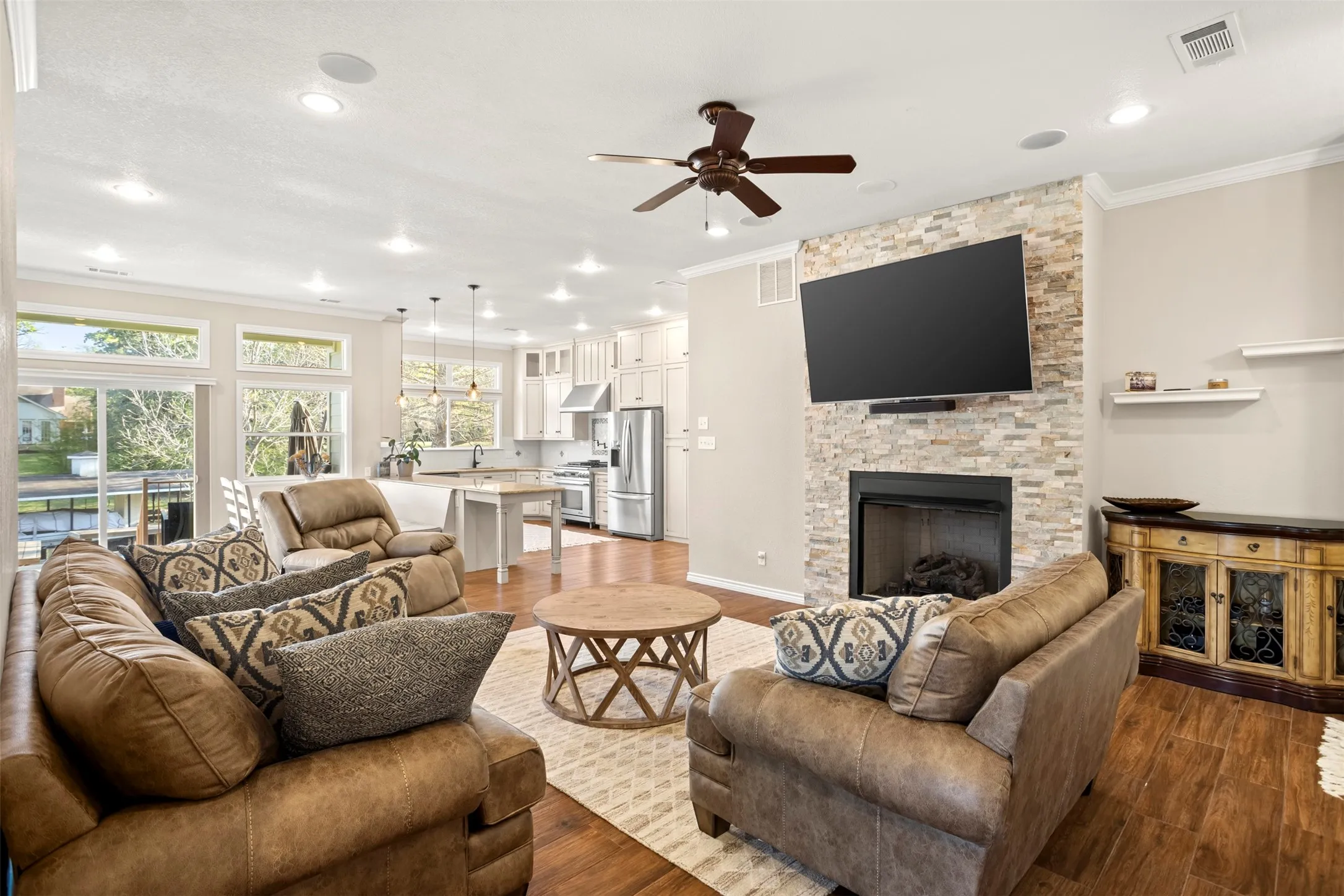 Single Family Residence For Sale in Henderson County , 116 1st Oak Drive, Enchanted Oaks, Texas 75156, 3 Bedroom, 2 Bathroom, 2 Garage spaces, 2,171 Sqft, built in 1998, Preowned, mls#21241116, Real Estate Agent in Enchanted Oaks, Homes For Sale in Henderson county, Homes For Sale in Enchanted Oaks, Realtor in Enchanted Oaks Texas, Real Estate Brokerage Independent Realty Texas, Luminita Cordes Realtor