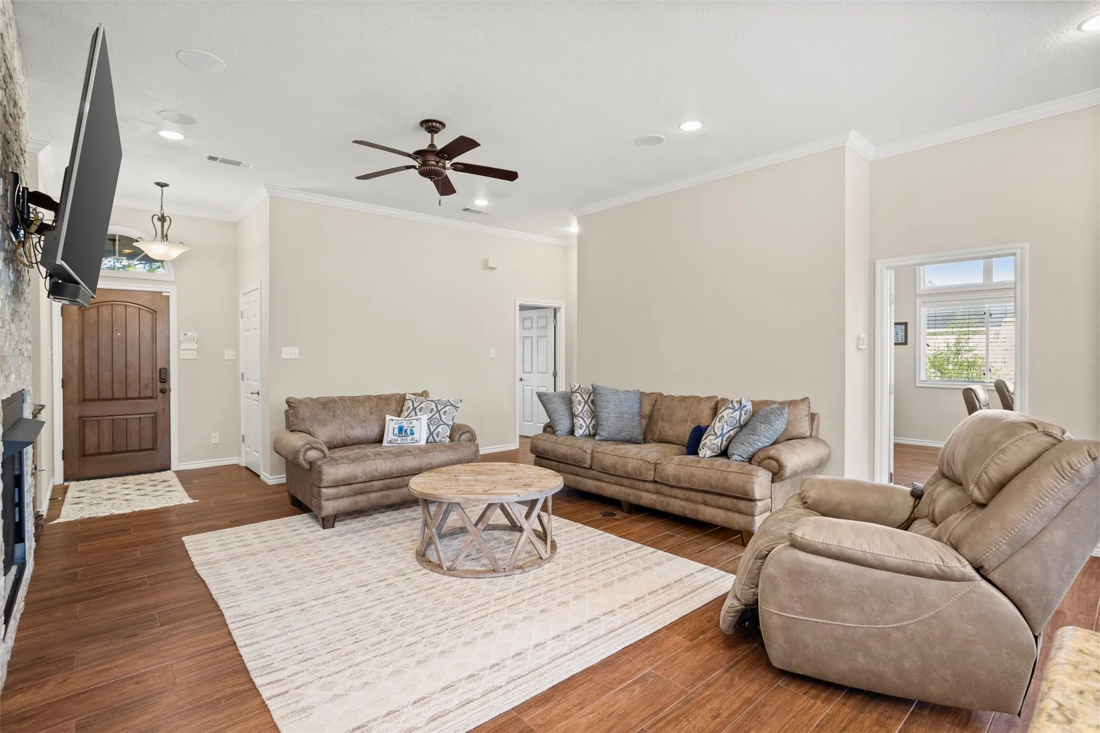 Single Family Residence For Sale in Henderson County , 116 1st Oak Drive, Enchanted Oaks, Texas 75156, 3 Bedroom, 2 Bathroom, 2 Garage spaces, 2,171 Sqft, built in 1998, Preowned, mls#21241116, Real Estate Agent in Enchanted Oaks, Homes For Sale in Henderson county, Homes For Sale in Enchanted Oaks, Realtor in Enchanted Oaks Texas, Real Estate Brokerage Independent Realty Texas, Luminita Cordes Realtor