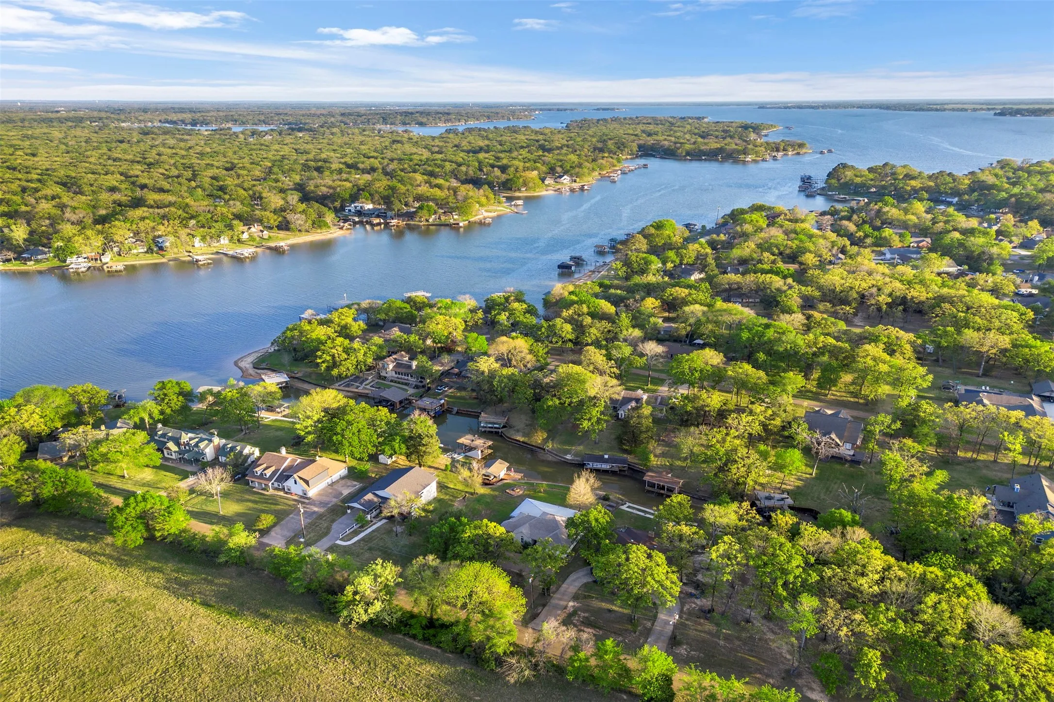 Single Family Residence For Sale in Henderson County , 116 1st Oak Drive, Enchanted Oaks, Texas 75156, 3 Bedroom, 2 Bathroom, 2 Garage spaces, 2,171 Sqft, built in 1998, Preowned, mls#21241116, Real Estate Agent in Enchanted Oaks, Homes For Sale in Henderson county, Homes For Sale in Enchanted Oaks, Realtor in Enchanted Oaks Texas, Real Estate Brokerage Independent Realty Texas, Luminita Cordes Realtor