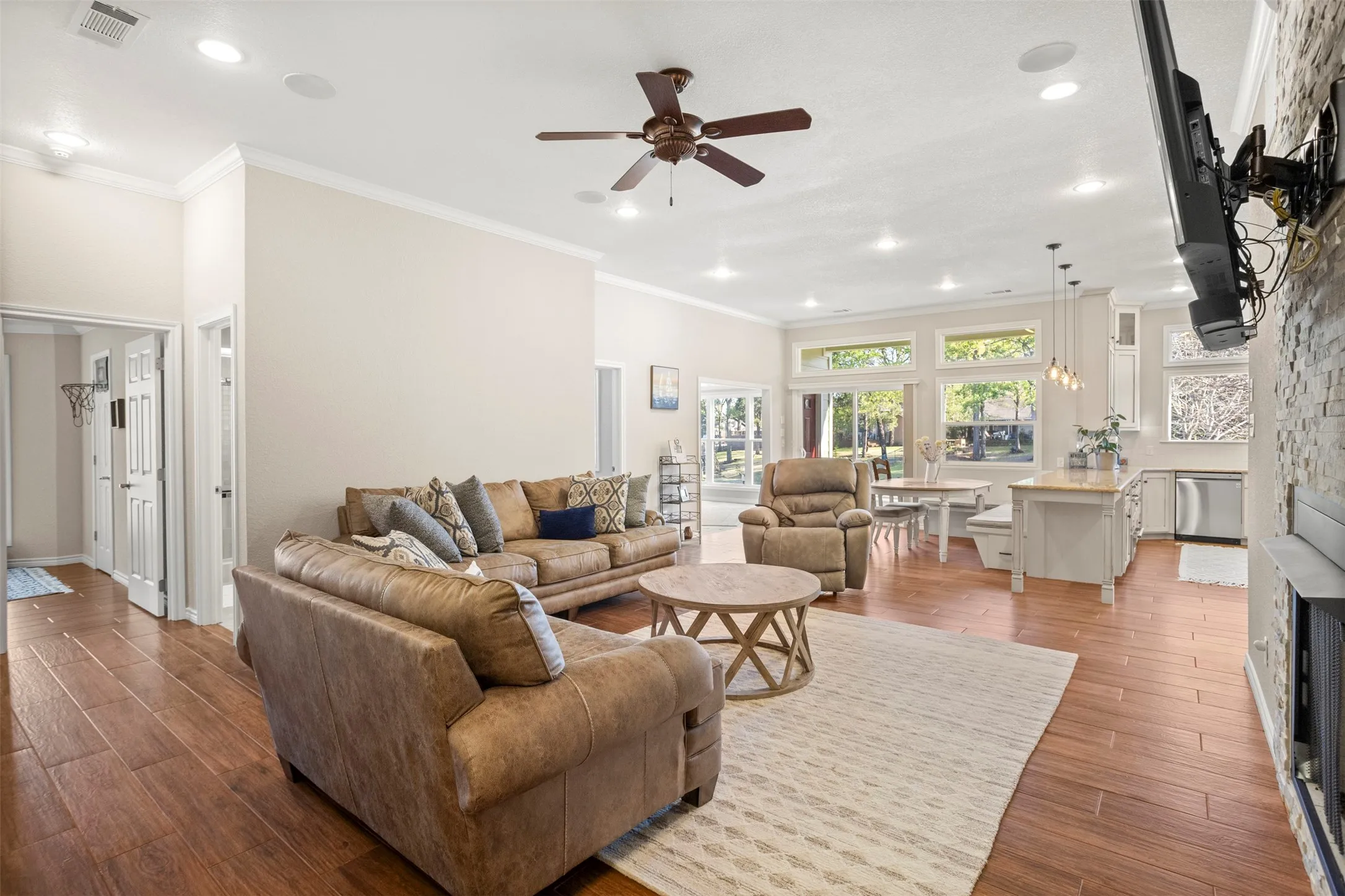 Single Family Residence For Sale in Henderson County , 116 1st Oak Drive, Enchanted Oaks, Texas 75156, 3 Bedroom, 2 Bathroom, 2 Garage spaces, 2,171 Sqft, built in 1998, Preowned, mls#21241116, Real Estate Agent in Enchanted Oaks, Homes For Sale in Henderson county, Homes For Sale in Enchanted Oaks, Realtor in Enchanted Oaks Texas, Real Estate Brokerage Independent Realty Texas, Luminita Cordes Realtor