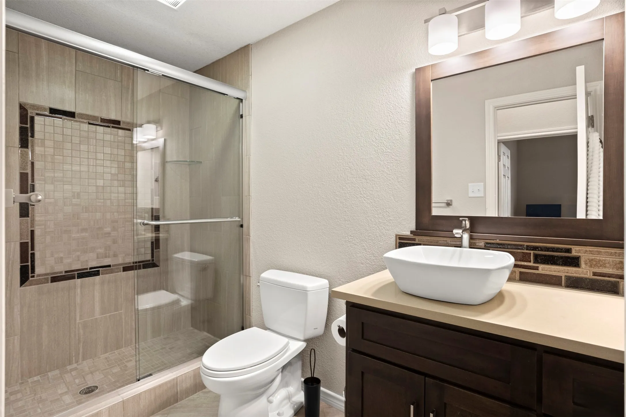 Single Family Residence For Sale in Henderson County , 116 1st Oak Drive, Enchanted Oaks, Texas 75156, 3 Bedroom, 2 Bathroom, 2 Garage spaces, 2,171 Sqft, built in 1998, Preowned, mls#21241116, Real Estate Agent in Enchanted Oaks, Homes For Sale in Henderson county, Homes For Sale in Enchanted Oaks, Realtor in Enchanted Oaks Texas, Real Estate Brokerage Independent Realty Texas, Luminita Cordes Realtor