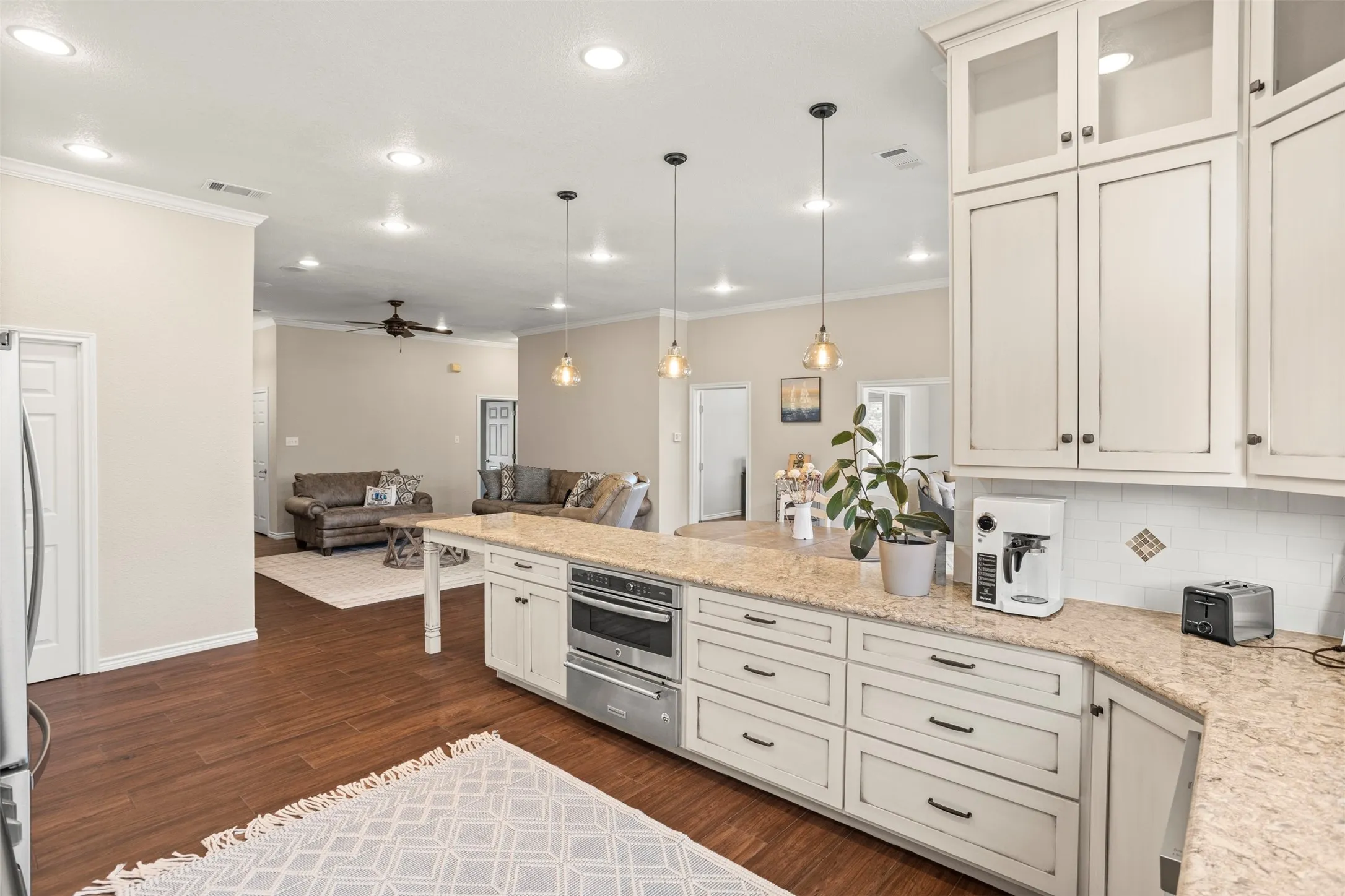 Single Family Residence For Sale in Henderson County , 116 1st Oak Drive, Enchanted Oaks, Texas 75156, 3 Bedroom, 2 Bathroom, 2 Garage spaces, 2,171 Sqft, built in 1998, Preowned, mls#21241116, Real Estate Agent in Enchanted Oaks, Homes For Sale in Henderson county, Homes For Sale in Enchanted Oaks, Realtor in Enchanted Oaks Texas, Real Estate Brokerage Independent Realty Texas, Luminita Cordes Realtor