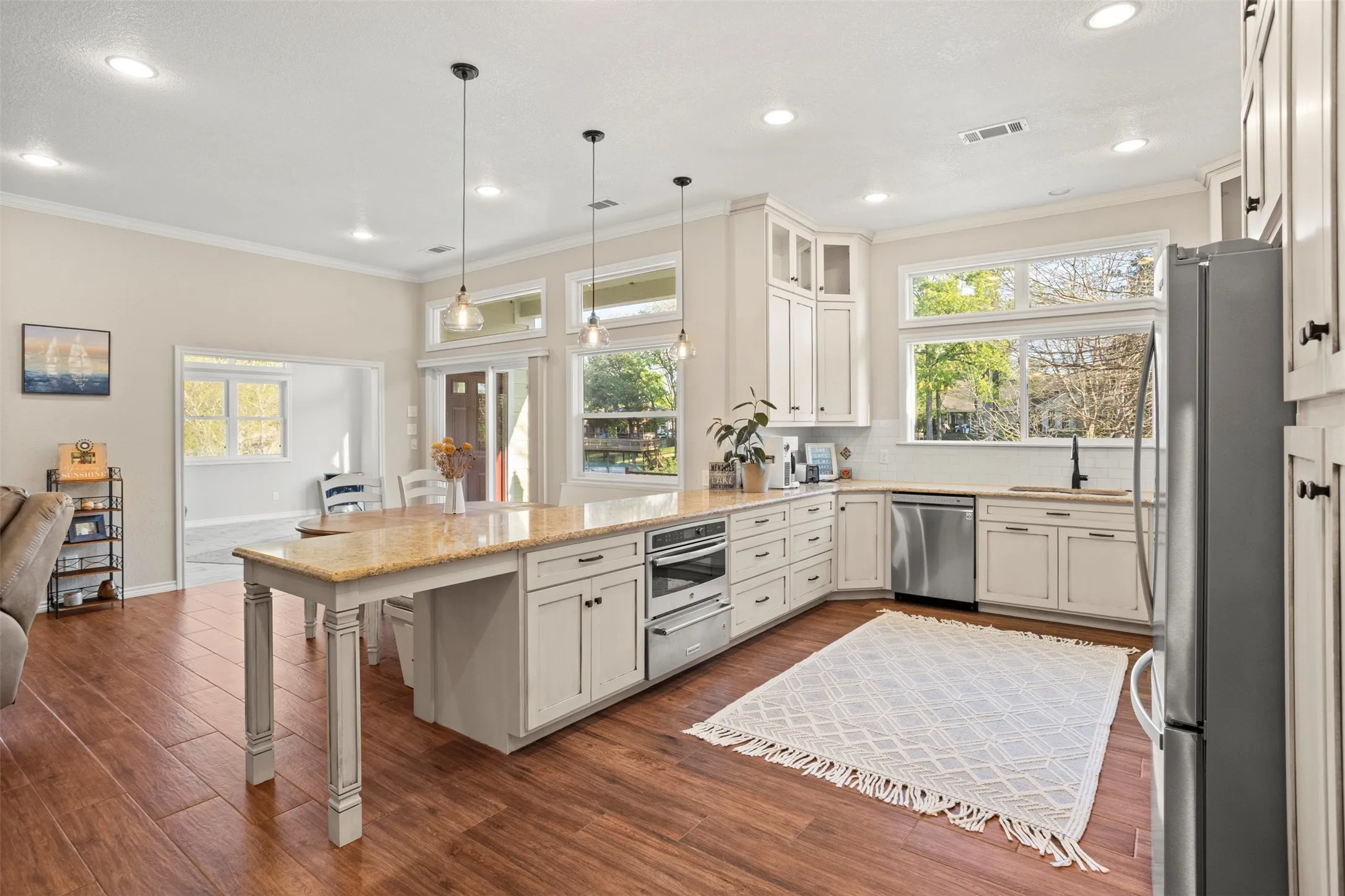 Single Family Residence For Sale in Henderson County , 116 1st Oak Drive, Enchanted Oaks, Texas 75156, 3 Bedroom, 2 Bathroom, 2 Garage spaces, 2,171 Sqft, built in 1998, Preowned, mls#21241116, Real Estate Agent in Enchanted Oaks, Homes For Sale in Henderson county, Homes For Sale in Enchanted Oaks, Realtor in Enchanted Oaks Texas, Real Estate Brokerage Independent Realty Texas, Luminita Cordes Realtor