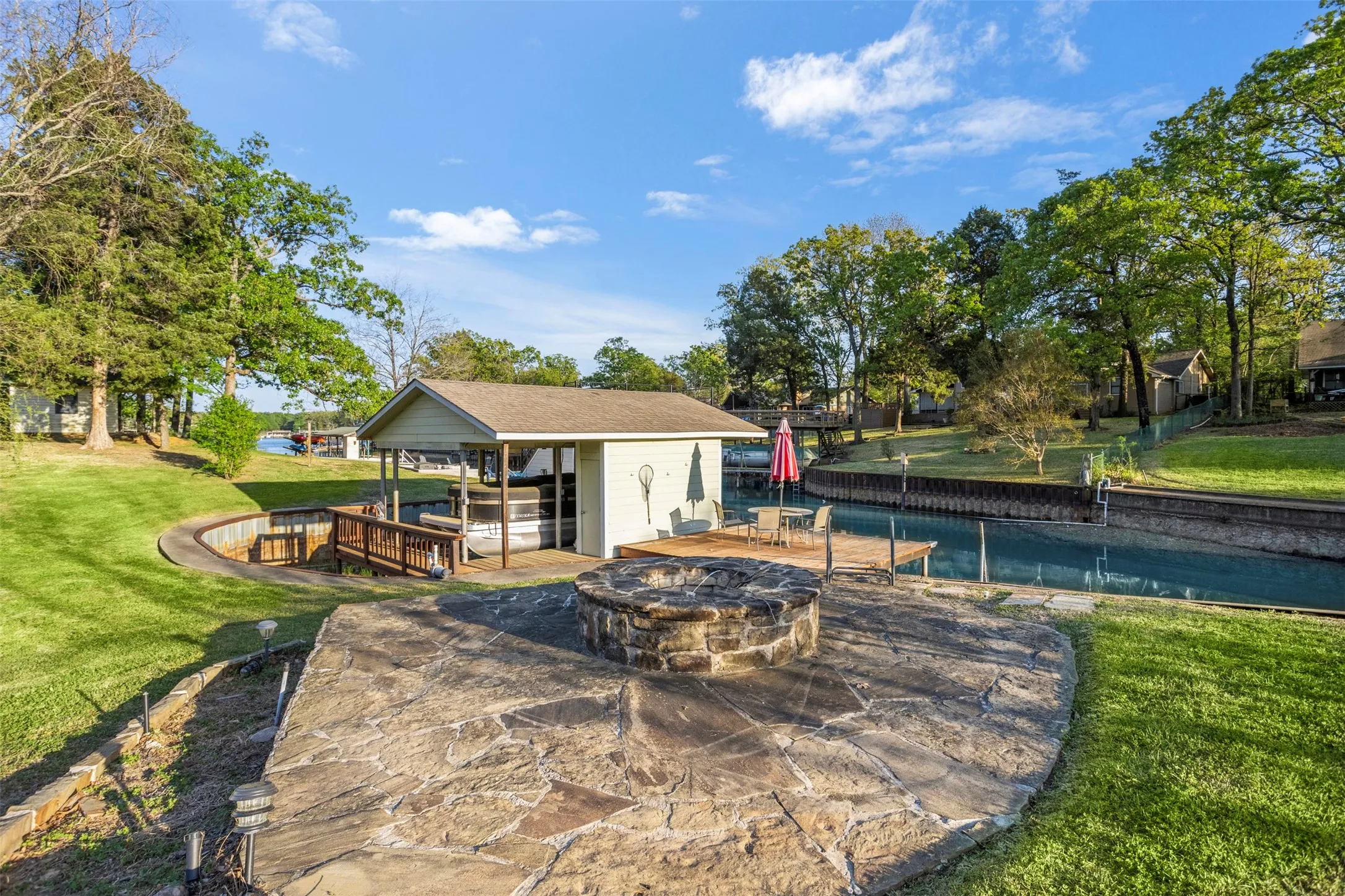 Single Family Residence For Sale in Henderson County , 116 1st Oak Drive, Enchanted Oaks, Texas 75156, 3 Bedroom, 2 Bathroom, 2 Garage spaces, 2,171 Sqft, built in 1998, Preowned, mls#21241116, Real Estate Agent in Enchanted Oaks, Homes For Sale in Henderson county, Homes For Sale in Enchanted Oaks, Realtor in Enchanted Oaks Texas, Real Estate Brokerage Independent Realty Texas, Luminita Cordes Realtor
