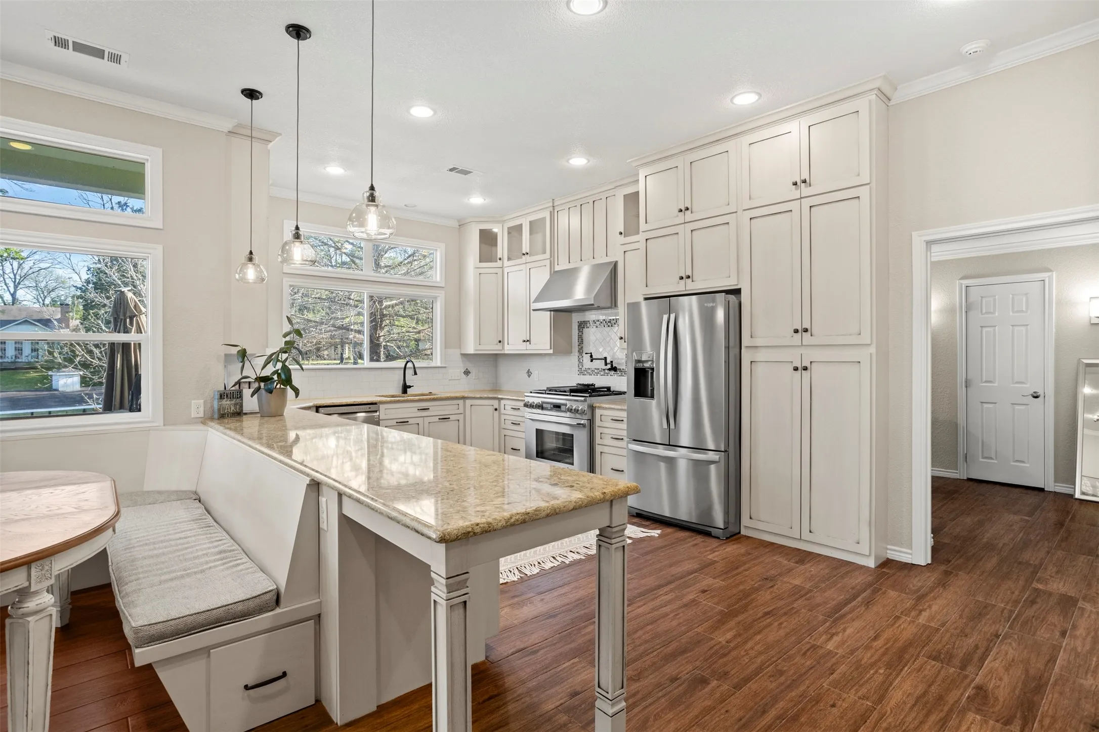 Single Family Residence For Sale in Henderson County , 116 1st Oak Drive, Enchanted Oaks, Texas 75156, 3 Bedroom, 2 Bathroom, 2 Garage spaces, 2,171 Sqft, built in 1998, Preowned, mls#21241116, Real Estate Agent in Enchanted Oaks, Homes For Sale in Henderson county, Homes For Sale in Enchanted Oaks, Realtor in Enchanted Oaks Texas, Real Estate Brokerage Independent Realty Texas, Luminita Cordes Realtor